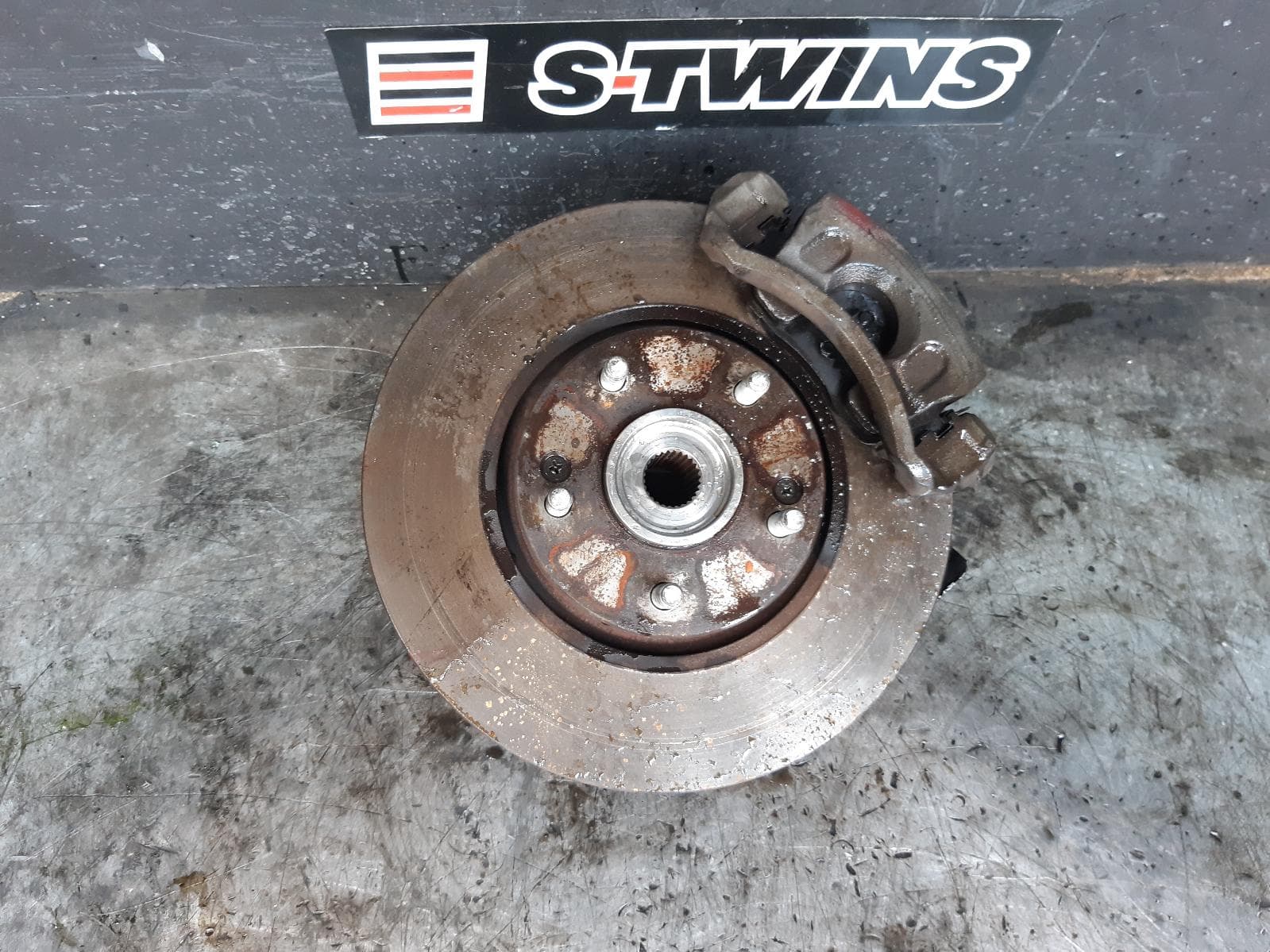 Used auto part listing image: 2013 HYUNDAI I45 LEFT FRONT HUB ASSEMBLY YF, 16mm BOLT HOLE FOR STRUT BOLT TYPE, 02/10-04/14 0000371865