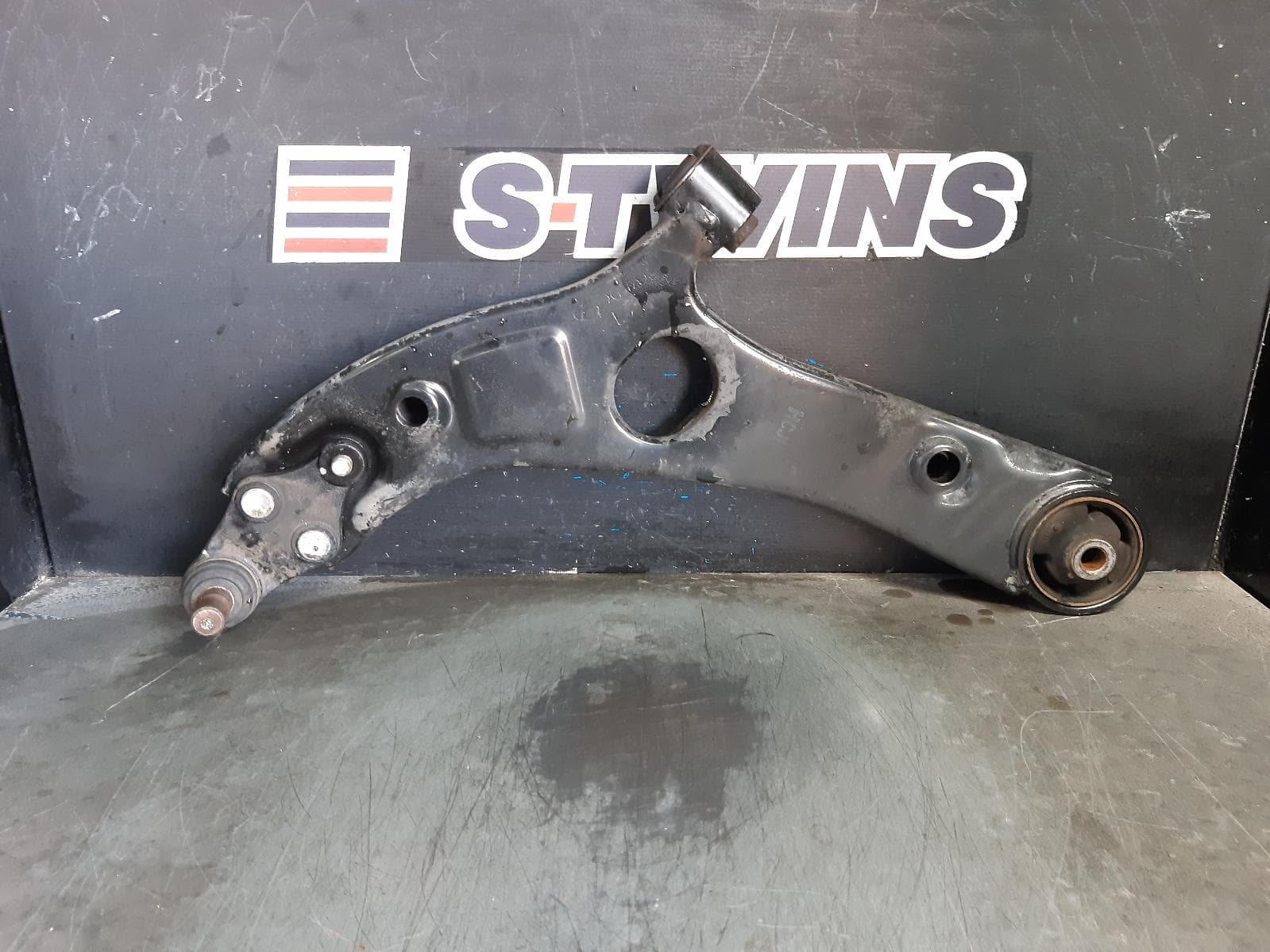 Used auto part listing image: 2013 HYUNDAI I45 LEFT FRONT LOWER CONTROL ARM YF, 04/11-01/14 0000371867