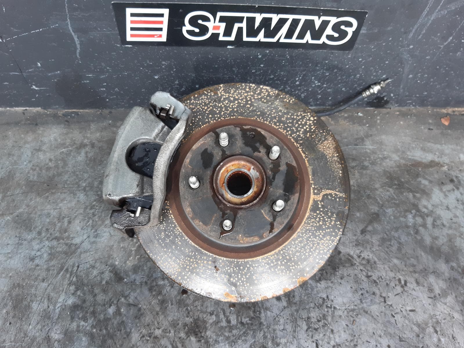 Used auto part listing image: 2013 MAZDA 6 LEFT FRONT HUB ASSEMBLY GJ-GL, 11/12-12/24 0000371305