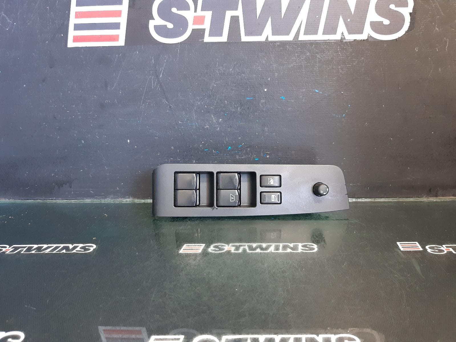 Used auto part listing image: 2012 NISSAN XTRAIL PWR DR WIND SWITCH RH FRONT (MASTER SWITCH), T31, 09/07-12/13 0000371430