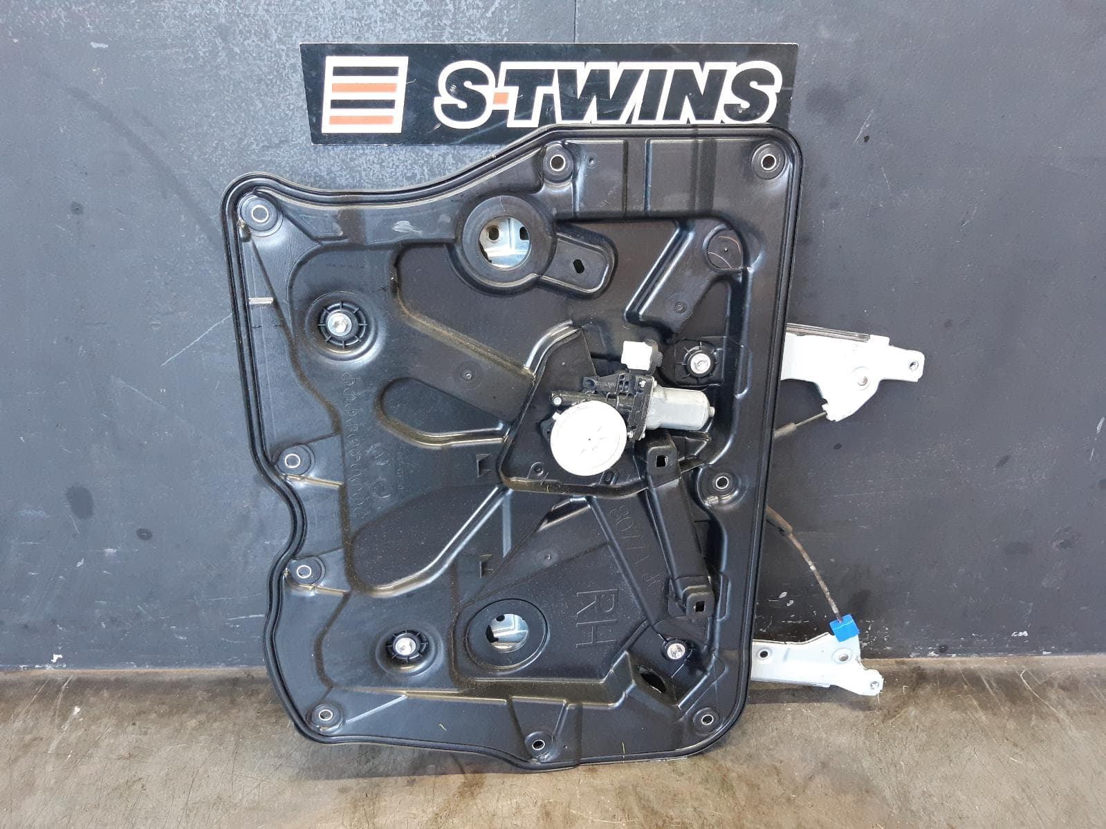 Used auto part listing image: 2012 NISSAN XTRAIL RIGHT FRONT WINDOW REG MOTOR T31, POWER, 10/07-12/13 0000371431
