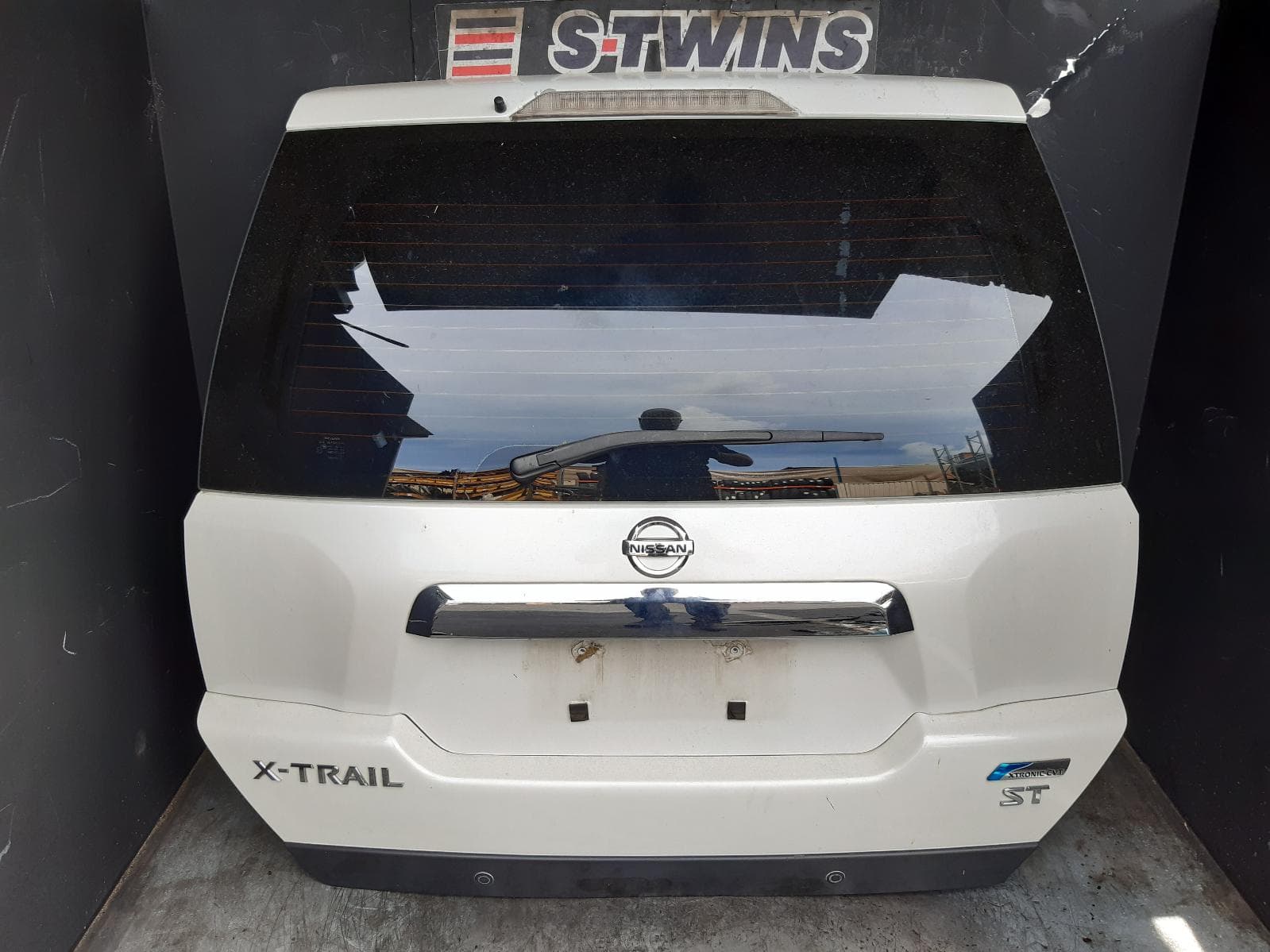 Used auto part listing image: 2012 NISSAN XTRAIL BOOTLID TAILGATE TAILGATE, T31, NON SPOILER, W/ PARK SENSOR IN GARNISH TYPE, 09/07-12/13 0000371365