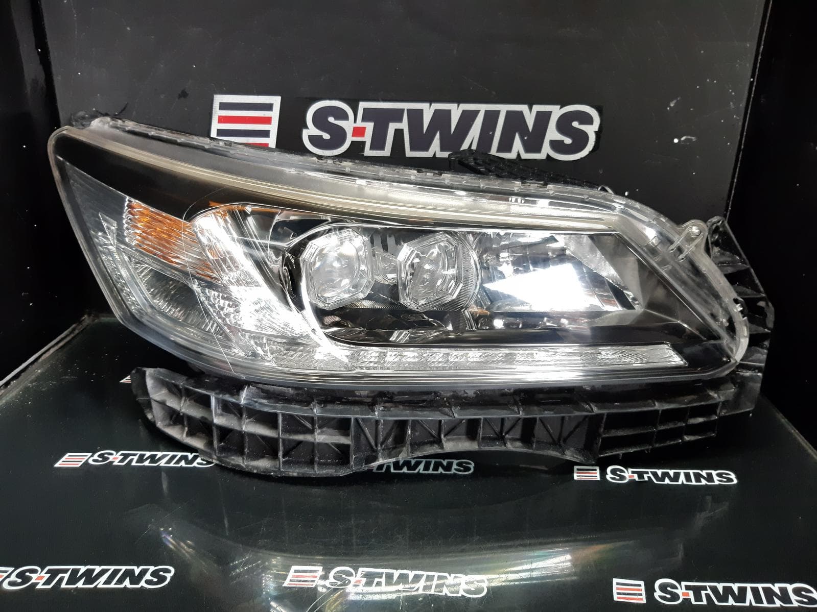 Used auto part listing image: 2014 HONDA ACCORD RIGHT HEADLAMP 9TH GEN, VTi-S, LED TYPE, 05/13-01/16 0000353543