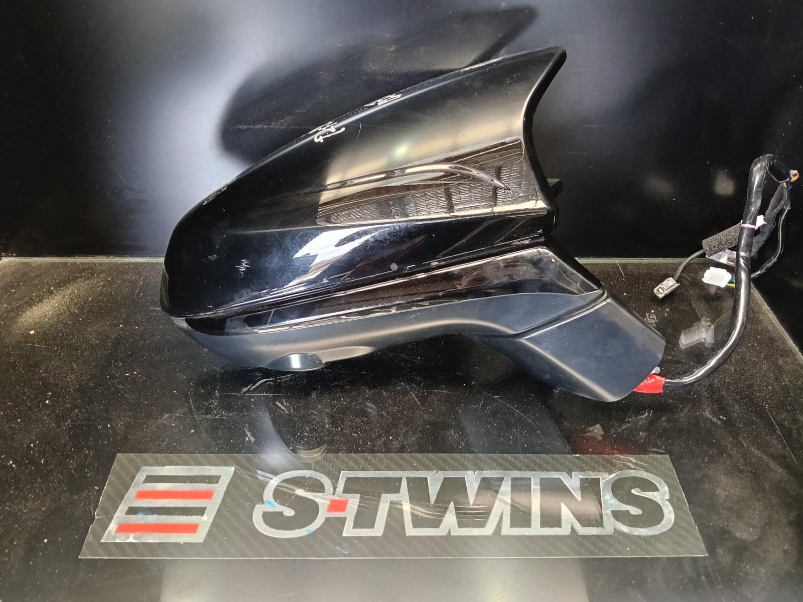 Used auto part listing image: 2024 LEXUS RX SERIES RIGHT DOOR MIRROR ALA10, W/ AUTO DIM TYPE, HIGH GLOSS BLACK, 10/22- 0000371273