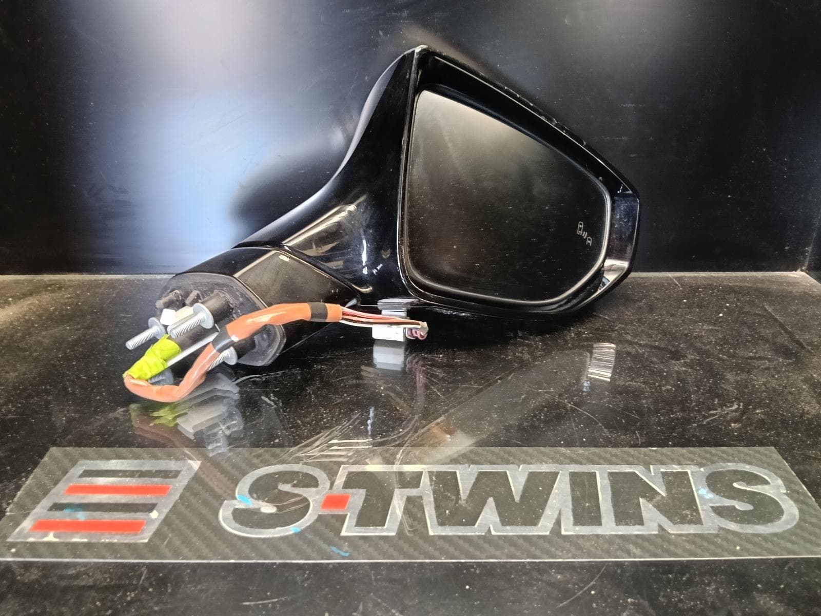 Used auto part listing image: 2018 LEXUS UX RIGHT DOOR MIRROR X10, NON CAMERA TYPE, LUXURY, 10/18- 0000371284