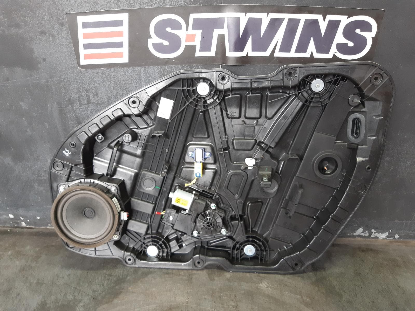 Used auto part listing image: 2017 KIA OPTIMA RIGHT FRONT WINDOW REG MOTOR DOOR REG ASSY (REG AND MOTOR), JF, 11/15-01/20 0000301526