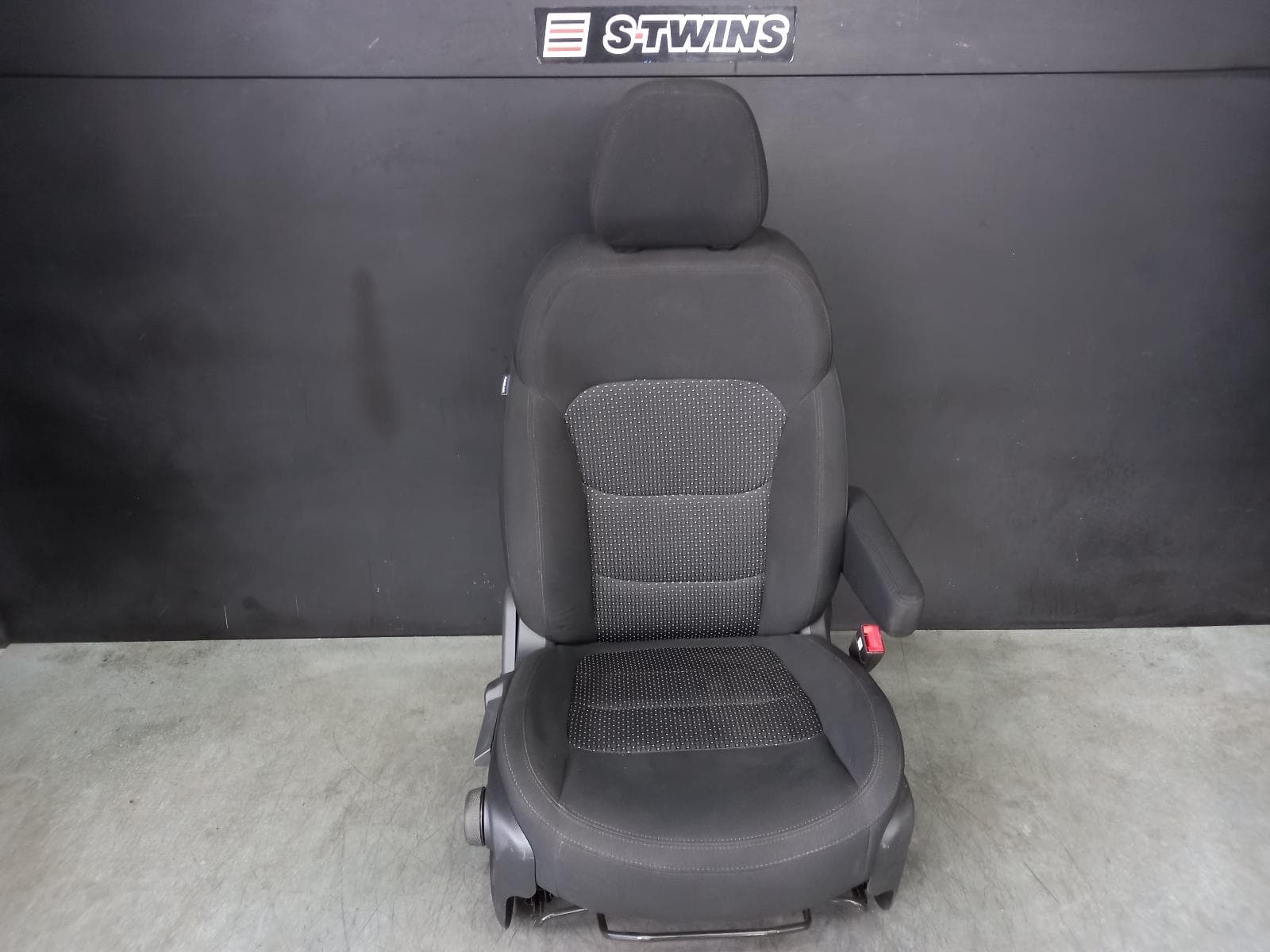 Used auto part listing image: 2023 LDV DELIVER 9 FRONT SEAT RH FRONT, CLOTH, 07/20- 0000324817