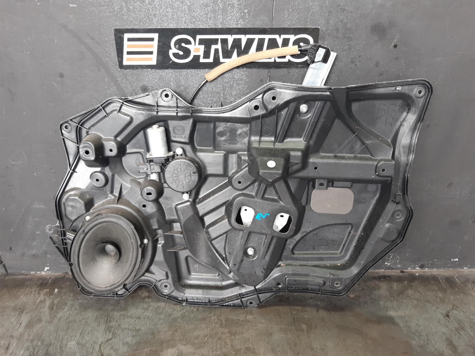 Used auto part listing image: 2012 MAZDA 3 RIGHT FRONT WINDOW REG MOTOR BL, POWER, 04/09-10/13 0000371664