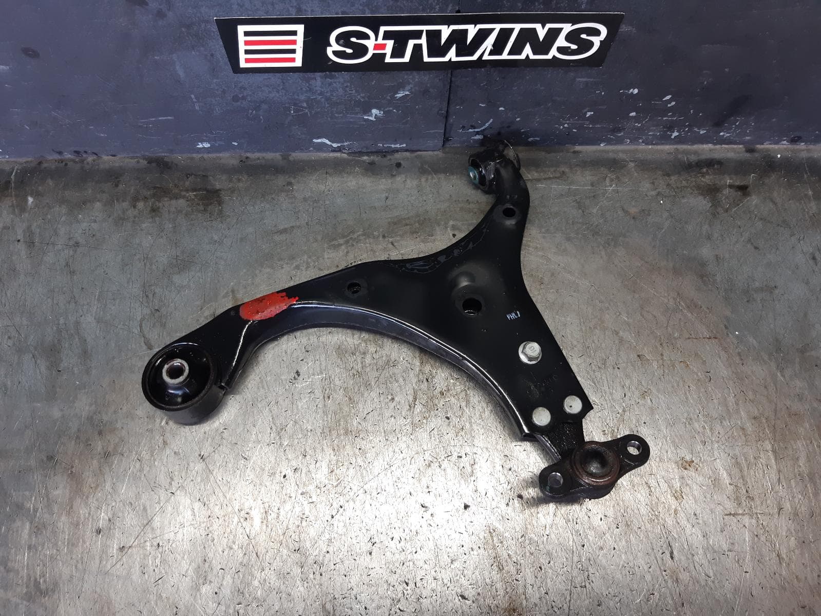 Used auto part listing image: 2010 HYUNDAI I30 LEFT FRONT LOWER CONTROL ARM FD, 09/07-04/12 0000371831