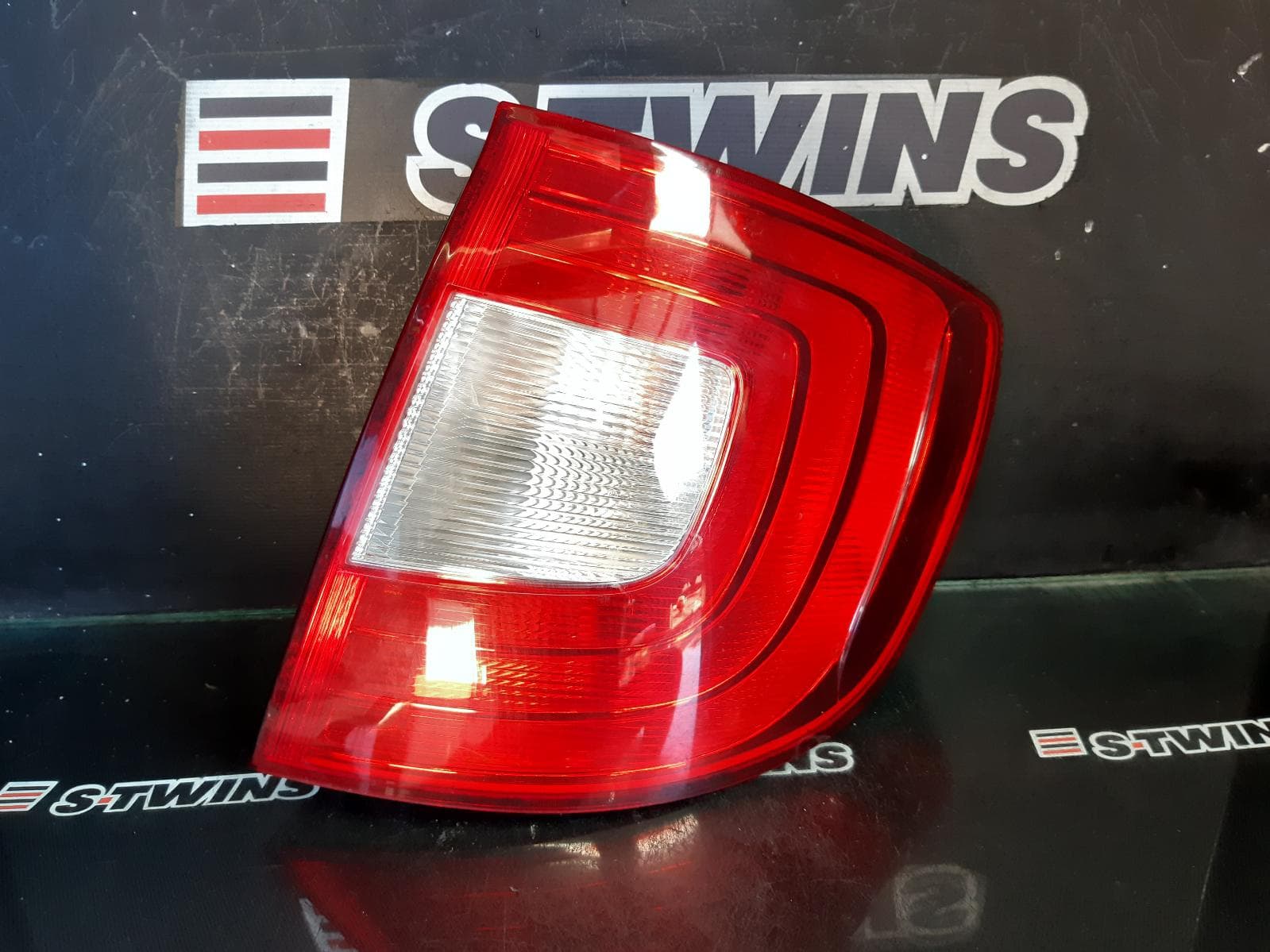 Used auto part listing image: 2011 SKODA SUPERB RIGHT TAILLIGHT 3T, WAGON, 10/10-04/14 0000344565