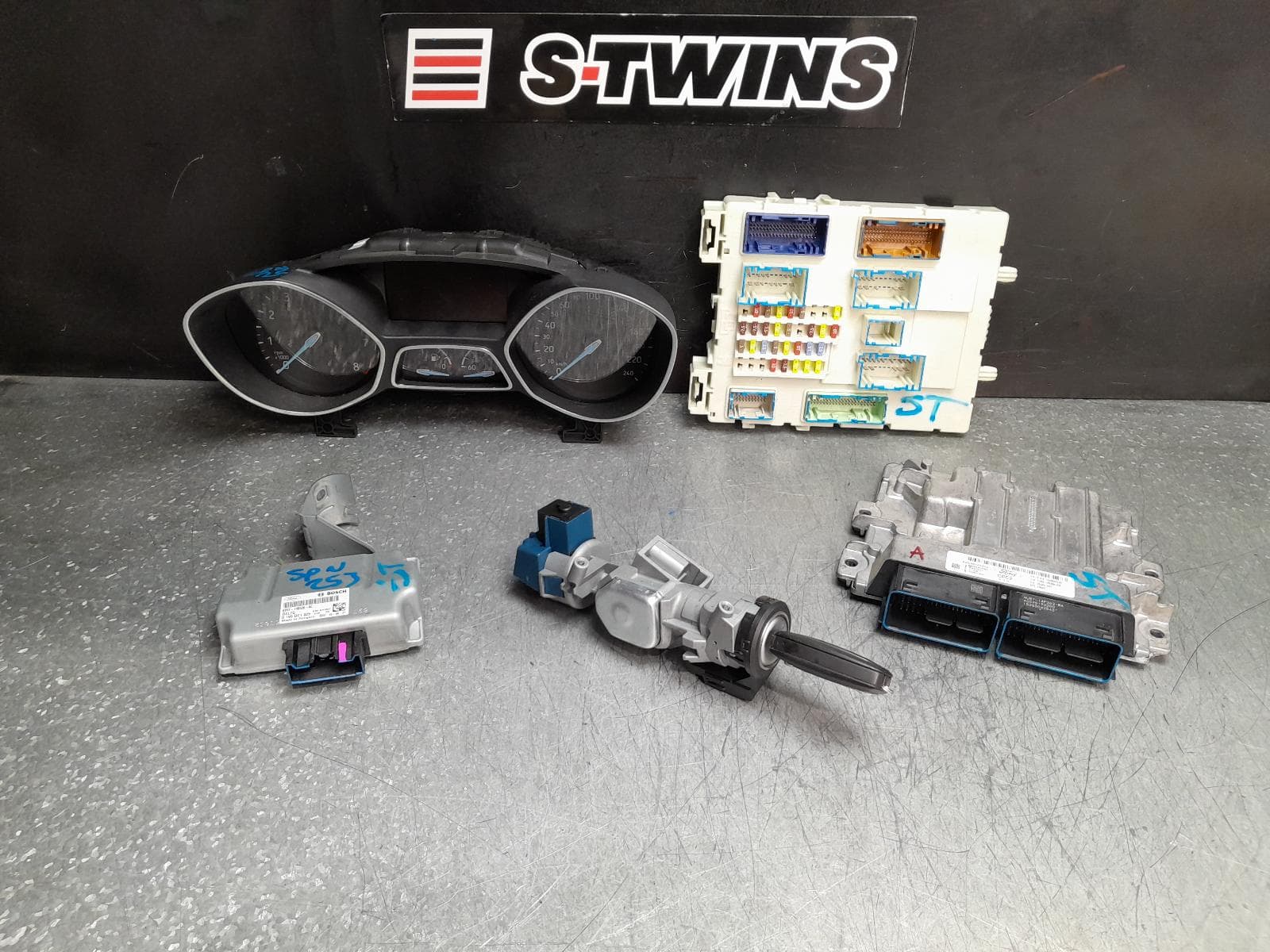 Used auto part listing image: 2015 FORD FOCUS ENGINE ECU, 1.5, PETROL, SEC SET (ECU/IMM/READER/KEY), LZ, 07/15-11/18 0000372946