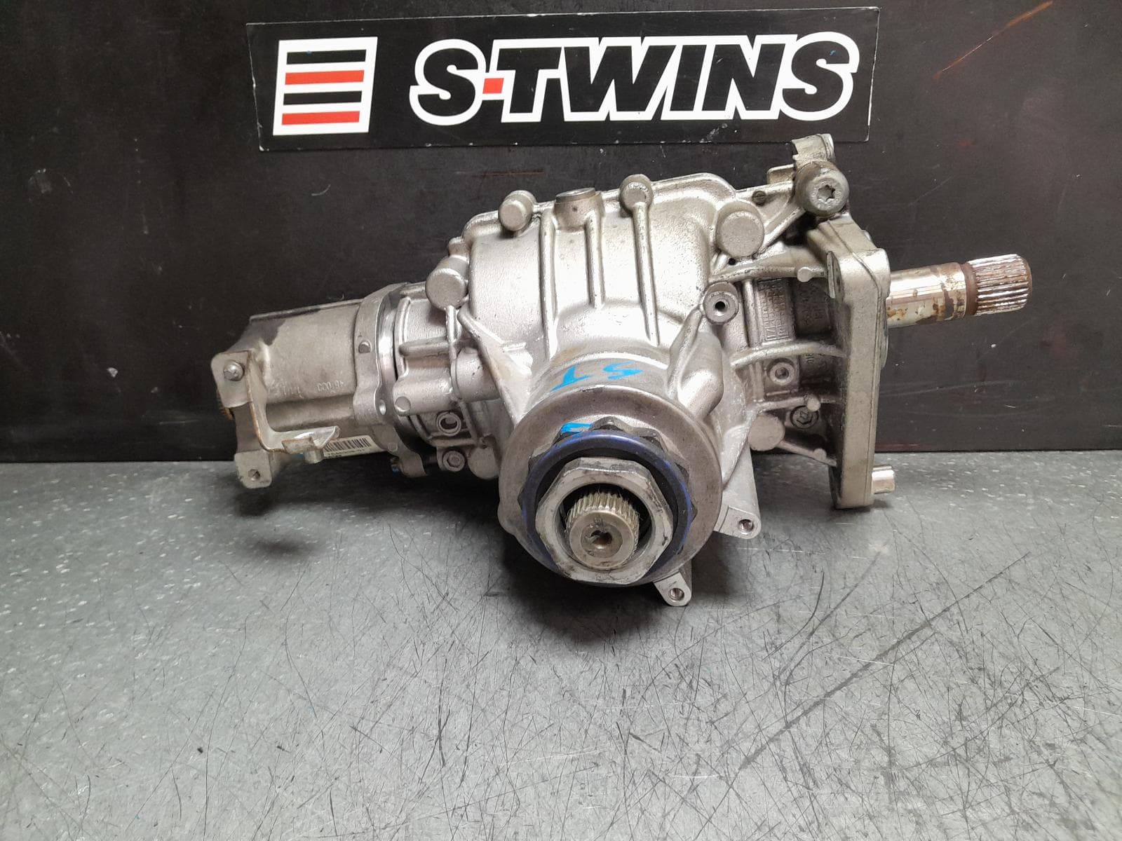 Used auto part listing image: 2018 BMW X1 TRANSFER CASE TRANSFER CASE, PTO, F48, 08/15-06/22 0000372261