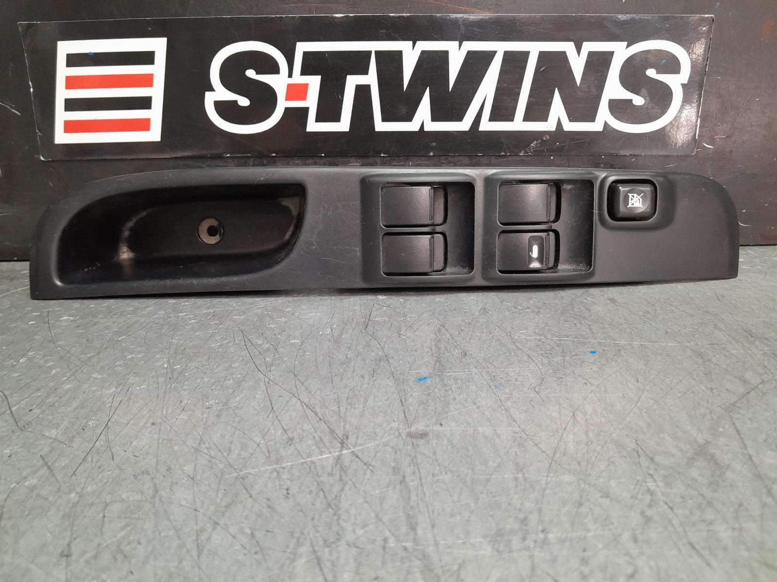 Used auto part listing image: 2014 MITSUBISHI TRITON PWR DR WIND SWITCH RH FRONT (MASTER SWITCH), 4 DOOR SWITCH TYPE, ML-MN, 07/06-04/15 0000373159