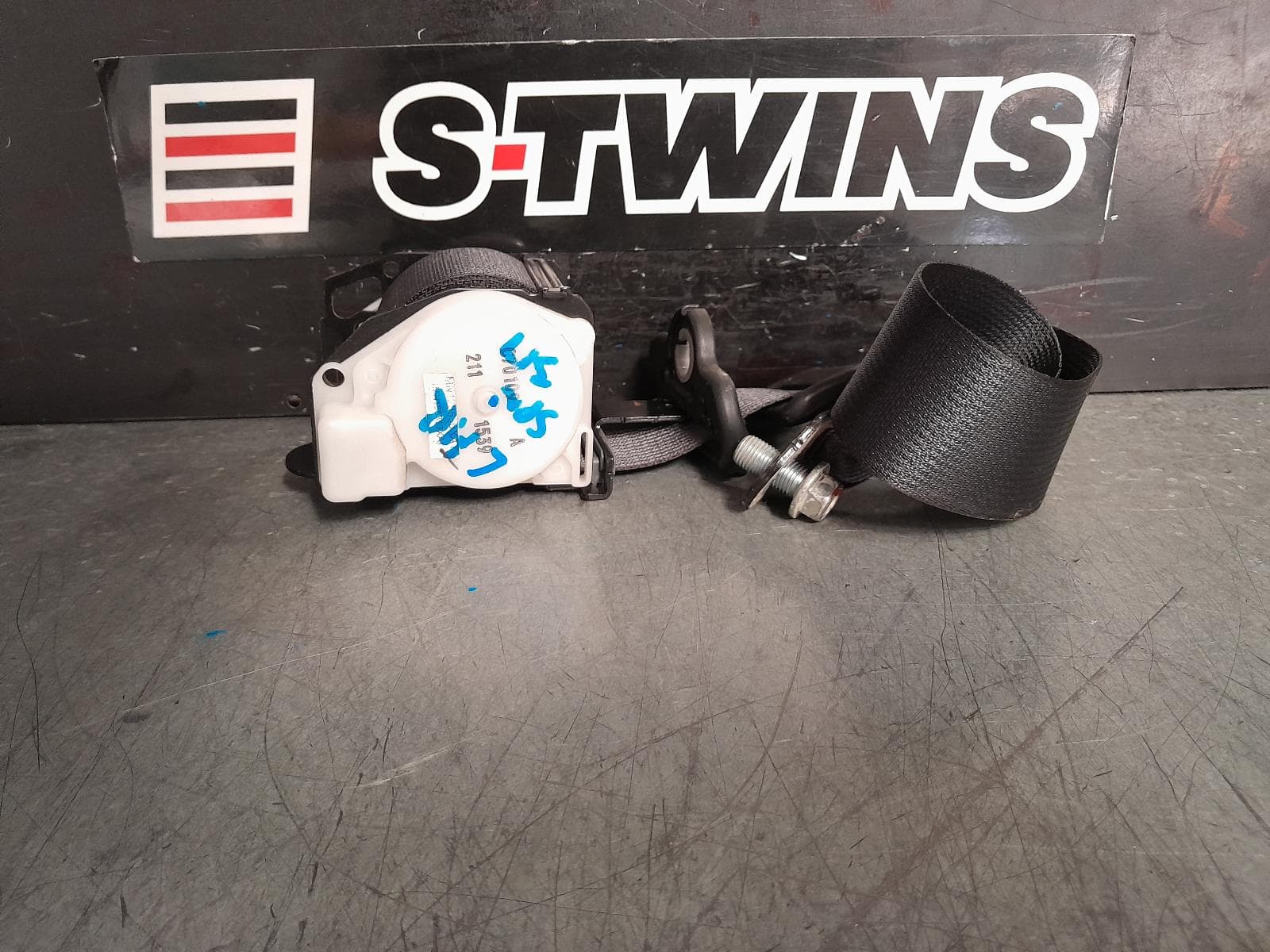 Used auto part listing image: 2014 MITSUBISHI TRITON SEAT BELT STALK LH REAR, SEAT BELT ONLY, DUAL CAB, MN, 08/09-04/15 0000373166