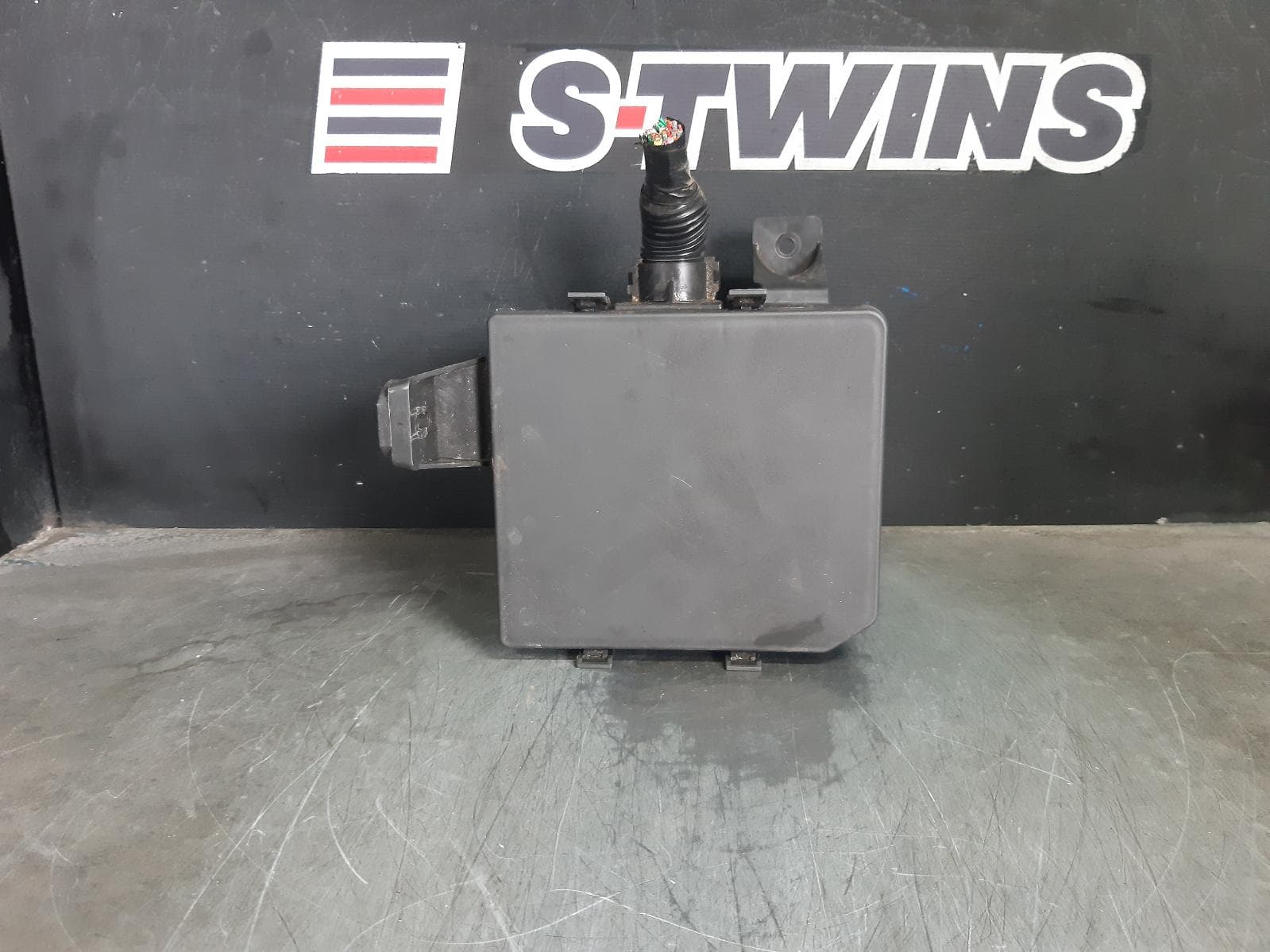 Used auto part listing image: 2021 NISSAN NAVARA FUSE BOX NP300, ENGINE BAY (FUSE BOX/IPDM UNIT), LH SIDE, DIESEL, P/N 284B74JA0A, SQUARE TYPE, 04/15- 0000372591