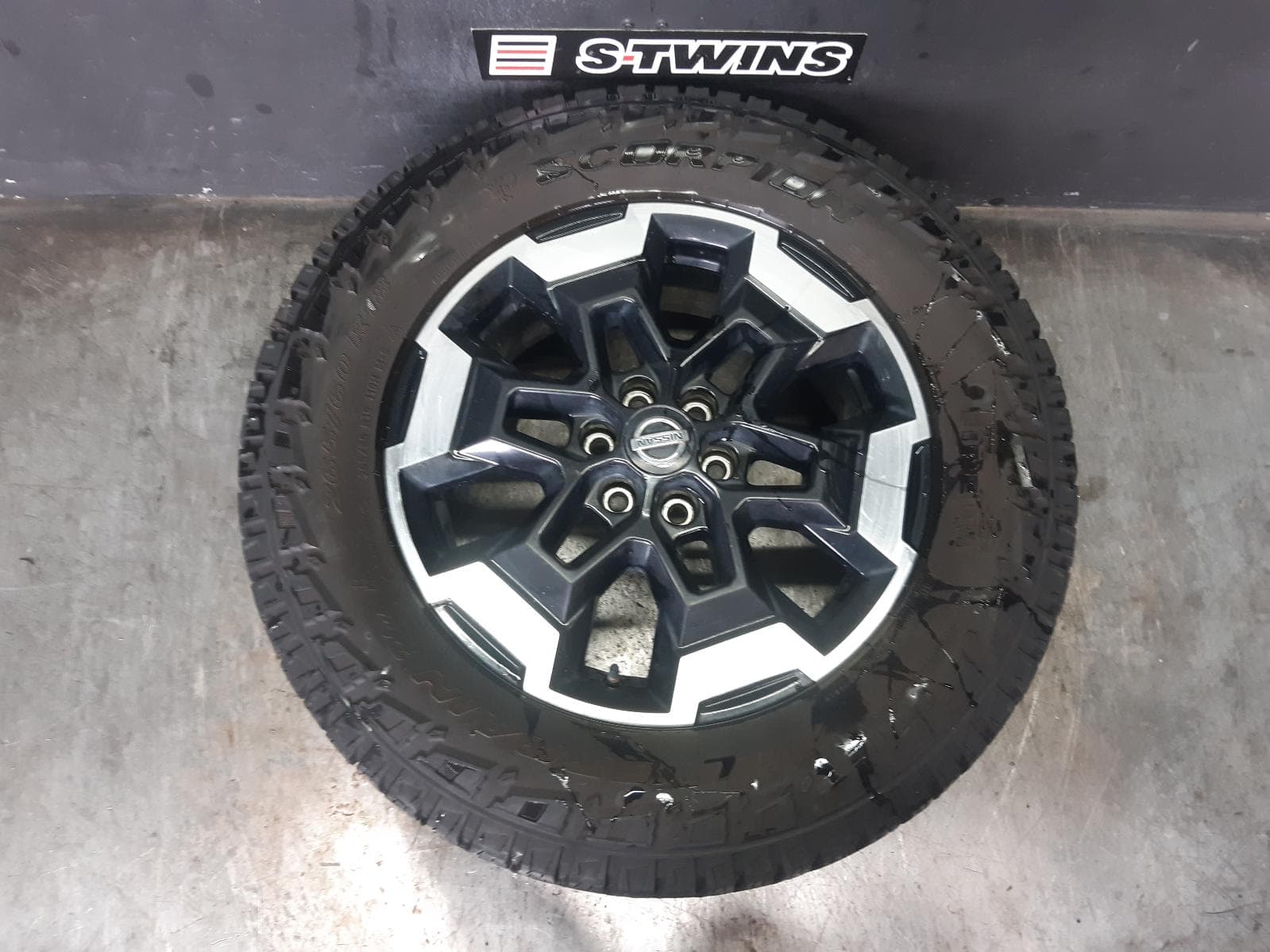 Used auto part listing image: 2021 NISSAN NAVARA WHEEL MAG NP300, FACTORY, 18X7IN, 6 SPOKE, GREY/POLISHED, 45 POSITIVE OFF SET, 12/20- 0000372384