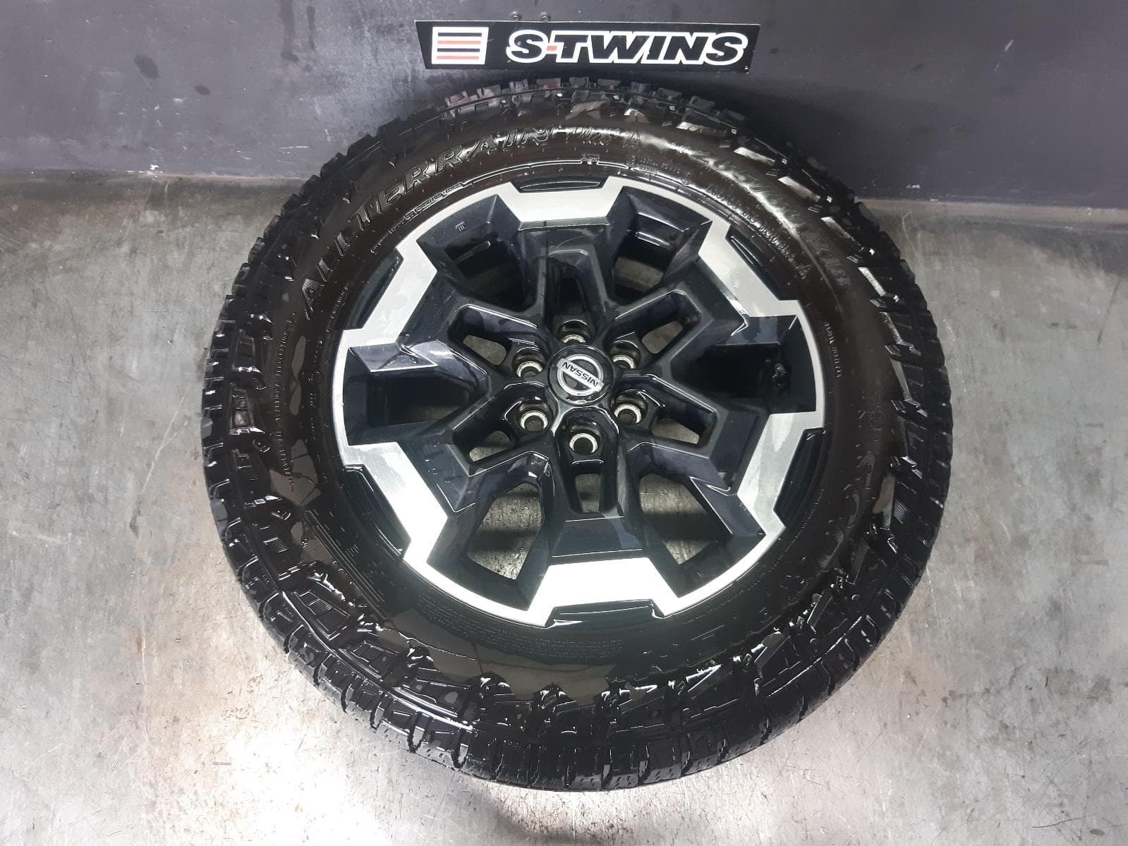 Used auto part listing image: 2021 NISSAN NAVARA WHEEL MAG NP300, FACTORY, 18X7IN, 6 SPOKE, GREY/POLISHED, 45 POSITIVE OFF SET, 12/20- 0000372386