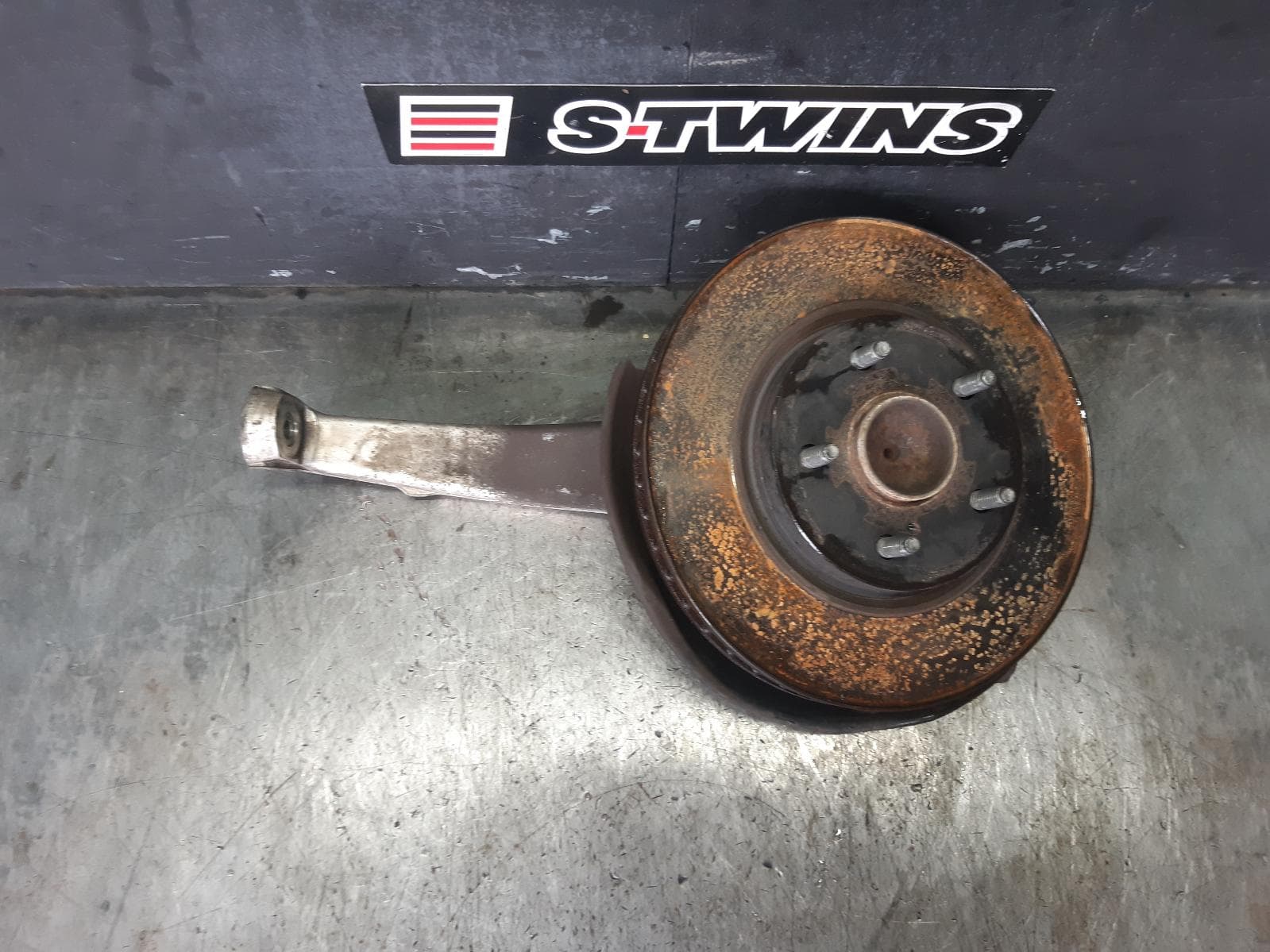 Used auto part listing image: 2008 LEXUS IS250/IS250C LEFT FRONT HUB ASSEMBLY GSE20R, 2.5, PETROL, IS250/IS250C, 11/05-12/14 0000372732