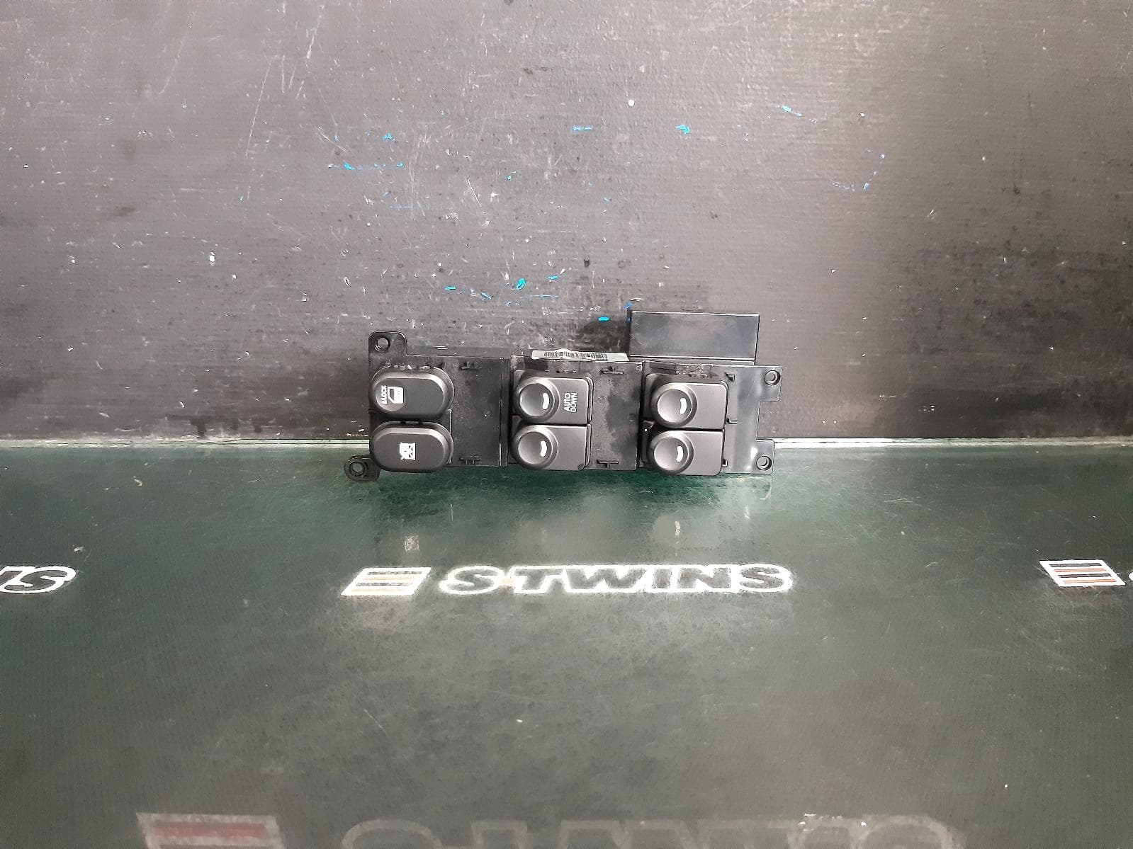 Used auto part listing image: 2010 HYUNDAI I30 PWR DR WIND SWITCH RH FRONT (MASTER SWITCH), MANUAL FOLD MIRROR TYPE, FD, 09/07-04/12 0000371820