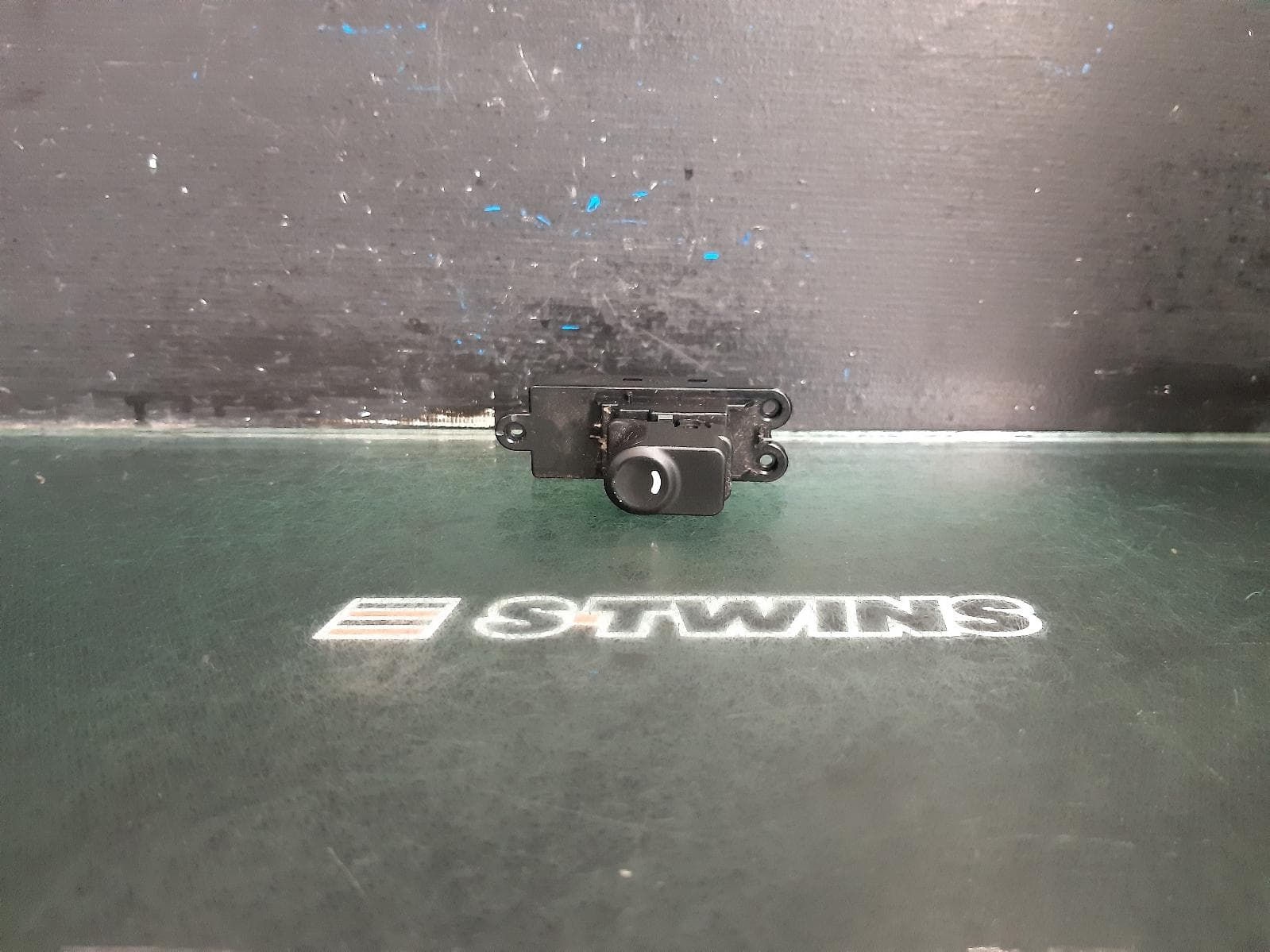 Used auto part listing image: 2010 HYUNDAI I30 PWR DR WIND SWITCH LH REAR/RH REAR, FD, 09/07-04/12 0000371819