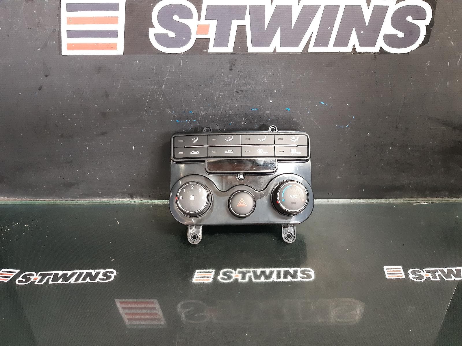 Used auto part listing image: 2010 HYUNDAI I30 HEATER AC CONTROLS FD, STANDARD TYPE, 09/07-04/12 0000371833