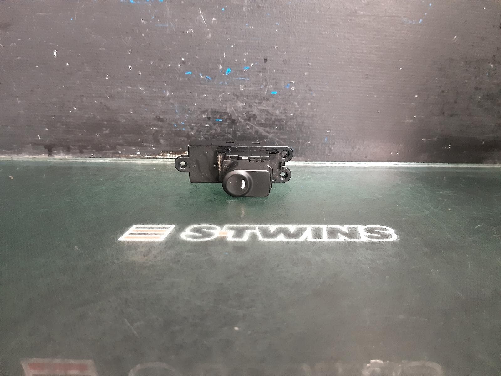 Used auto part listing image: 2010 HYUNDAI I30 PWR DR WIND SWITCH LH REAR/RH REAR, FD, 09/07-04/12 0000371842