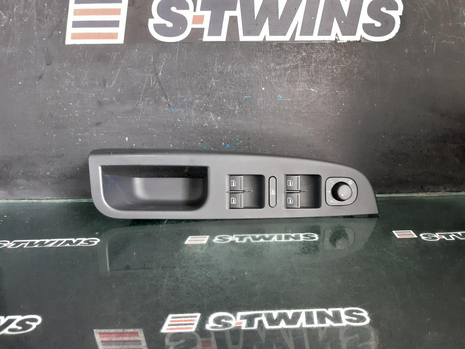 Used auto part listing image: 2010 VOLKSWAGEN JETTA PWR DR WIND SWITCH RH FRONT (MASTER SWITCH), 4 SWITCHES TYPE, 1KM, 02/06-07/11 0000372060