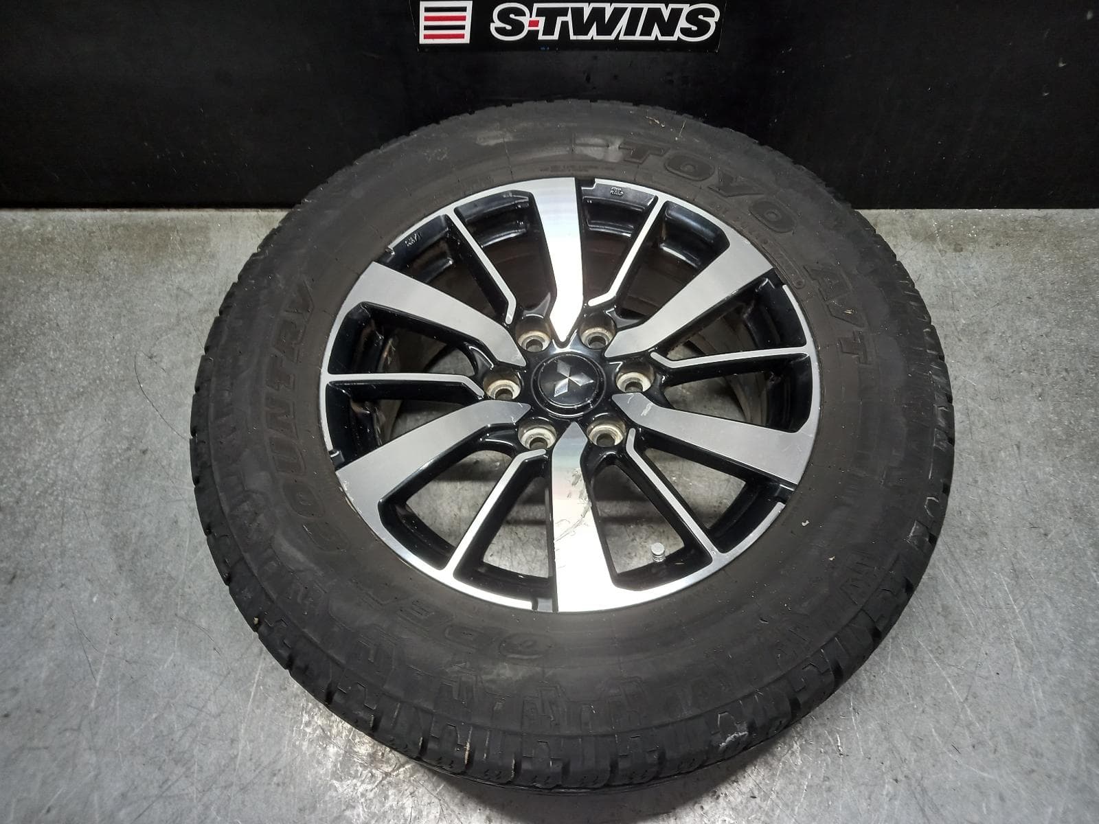 Used auto part listing image: 2017 MITSUBISHI PAJERO WHEEL MAG FACTORY, 18X7.5IN, PAJERO SPORT, QE, 10/15-10/19 0000372255