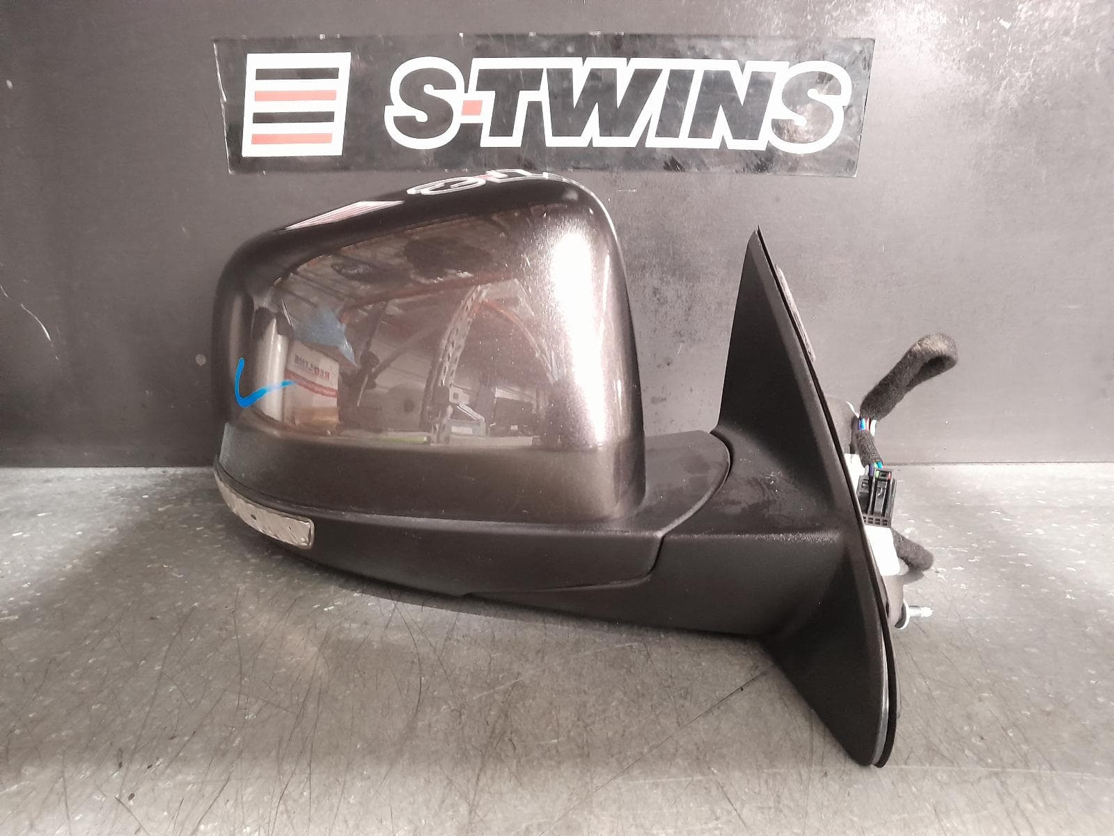 Used auto part listing image: 2021 JEEP GRANDCHEROKEE RIGHT DOOR MIRROR NON MEMORY, NON AUTO DIM, NON BLIND SPOT, NON PUDDLE, COLOUR CODED, WK, 01/17-02/22 0000326244