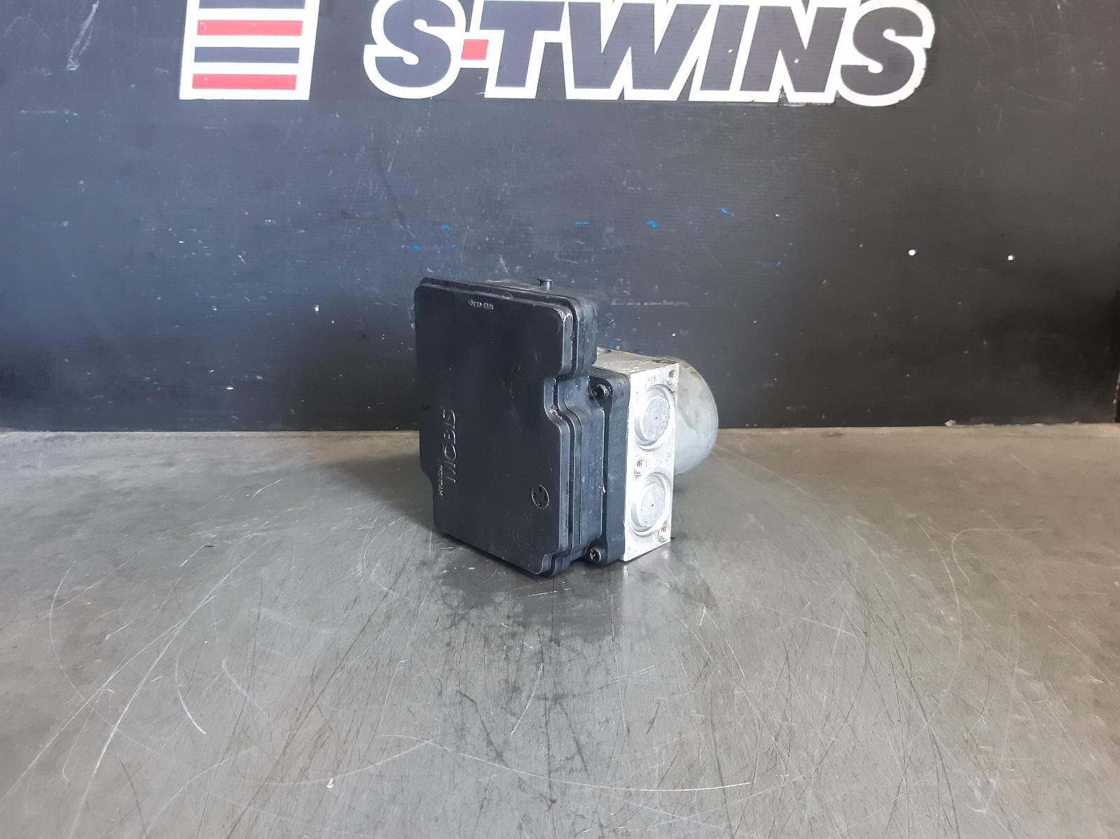 Used auto part listing image: 2011 HYUNDAI I30 ABS PUMP MODULATOR P/N 589202L500, FD, 09/07-04/12 0000373042
