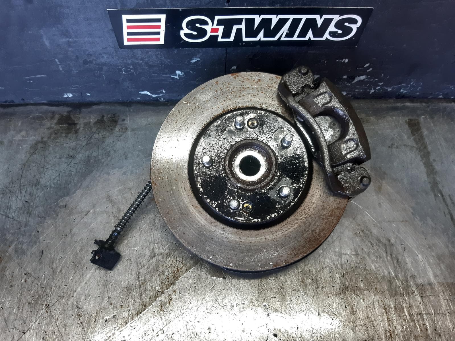 Used auto part listing image: 2011 HYUNDAI I30 LEFT FRONT HUB ASSEMBLY FD, ABS TYPE, 09/07-04/12 0000373060
