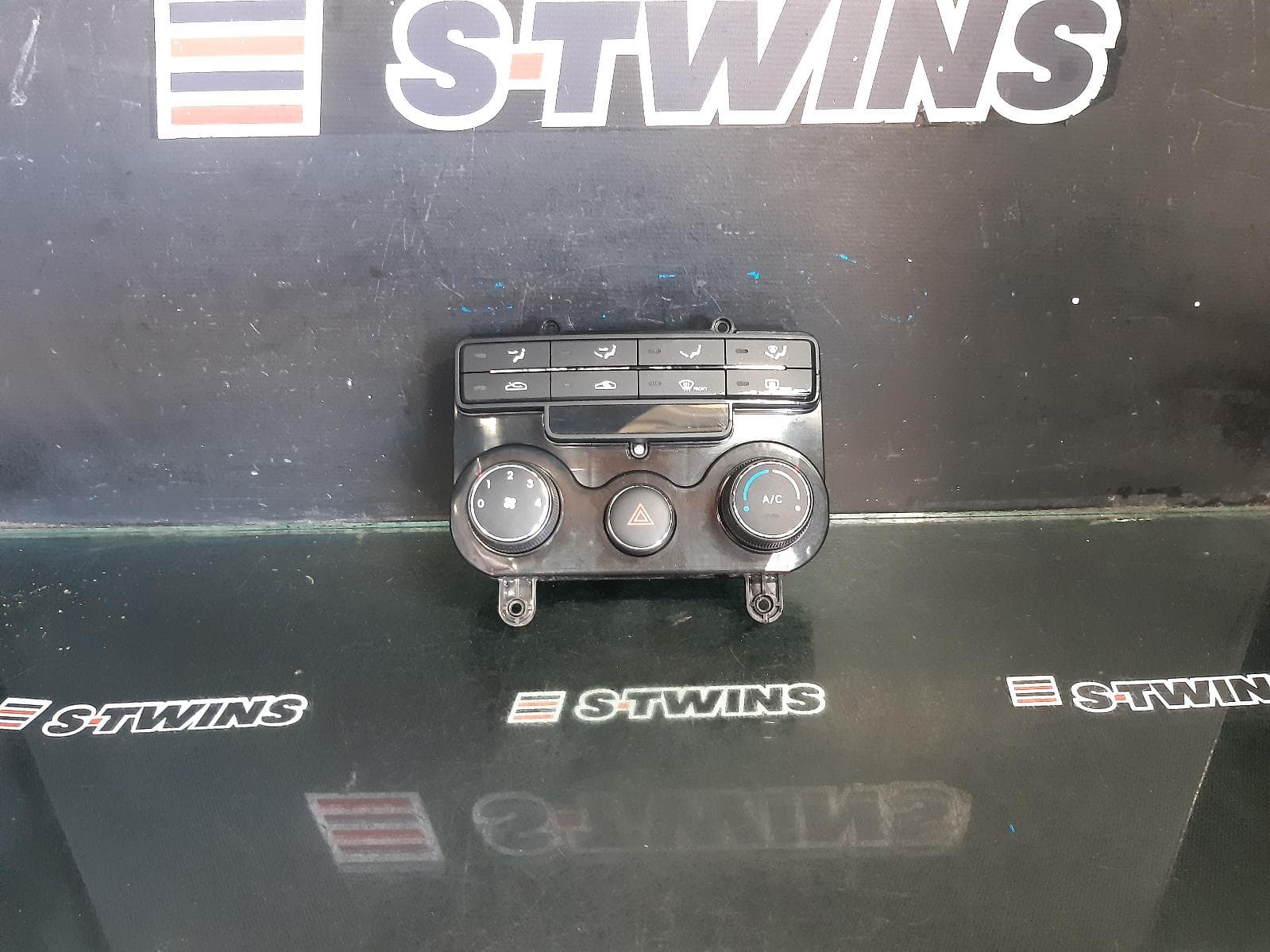 Used auto part listing image: 2011 HYUNDAI I30 HEATER AC CONTROLS FD, STANDARD TYPE, 09/07-04/12 0000373063