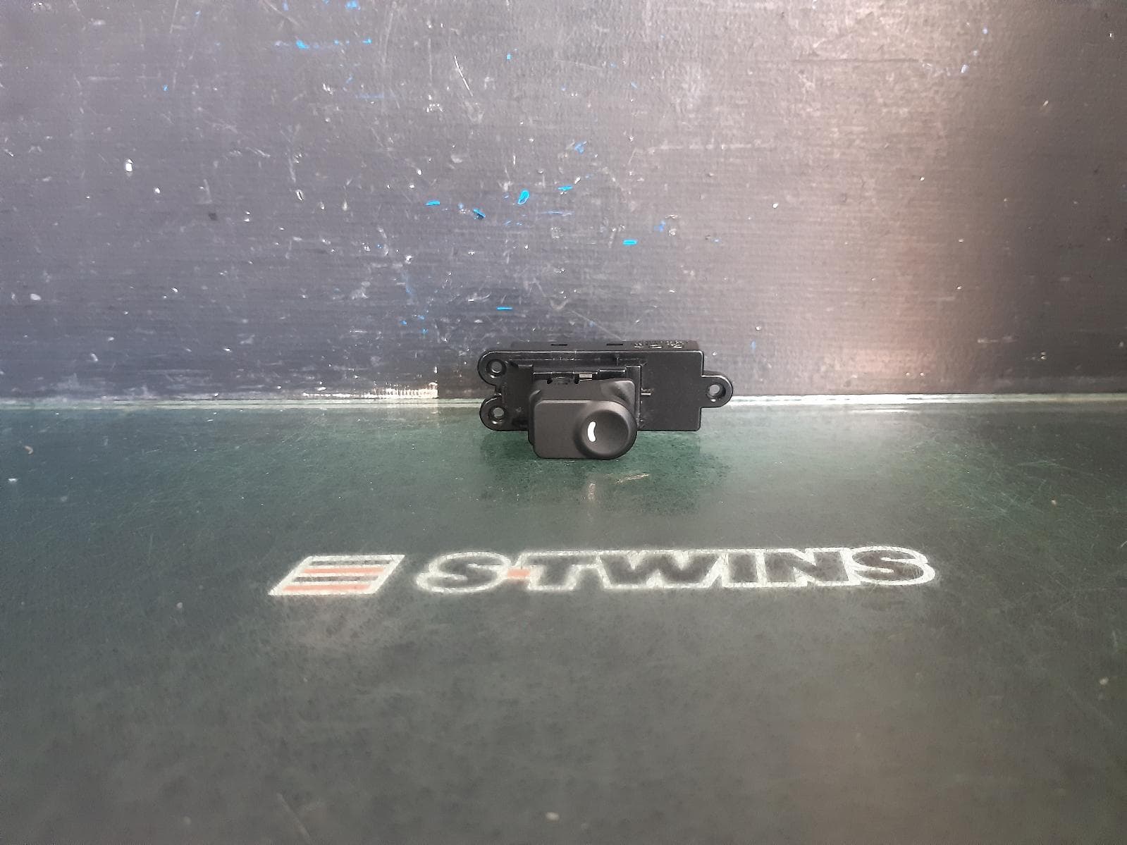 Used auto part listing image: 2011 HYUNDAI I30 PWR DR WIND SWITCH LH REAR/RH REAR, FD, 09/07-04/12 0000373067
