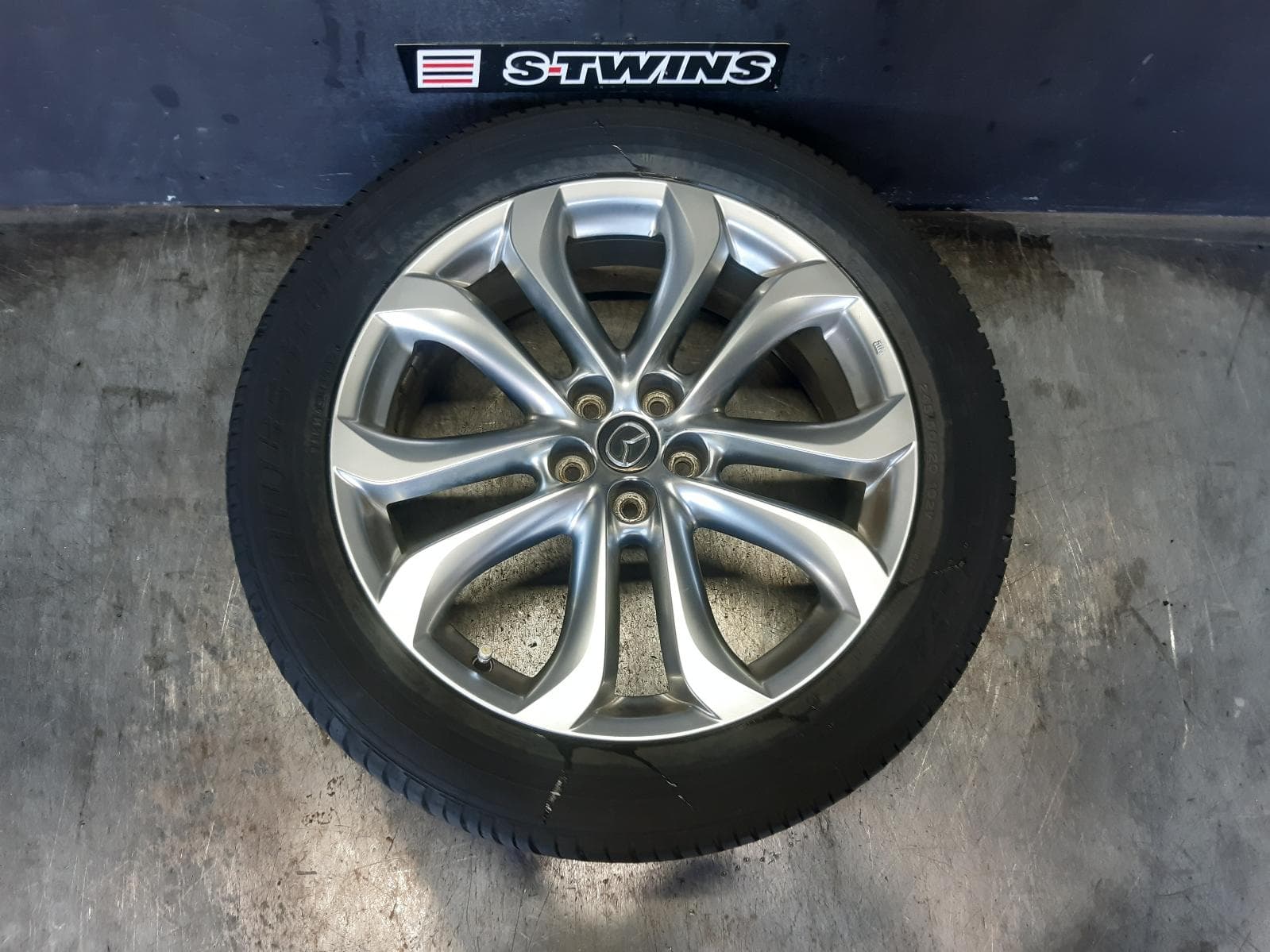 Used auto part listing image: 2013 MAZDA CX9 WHEEL MAG FACTORY, 20X7.5IN, TB, 10/12-12/15 0000372970
