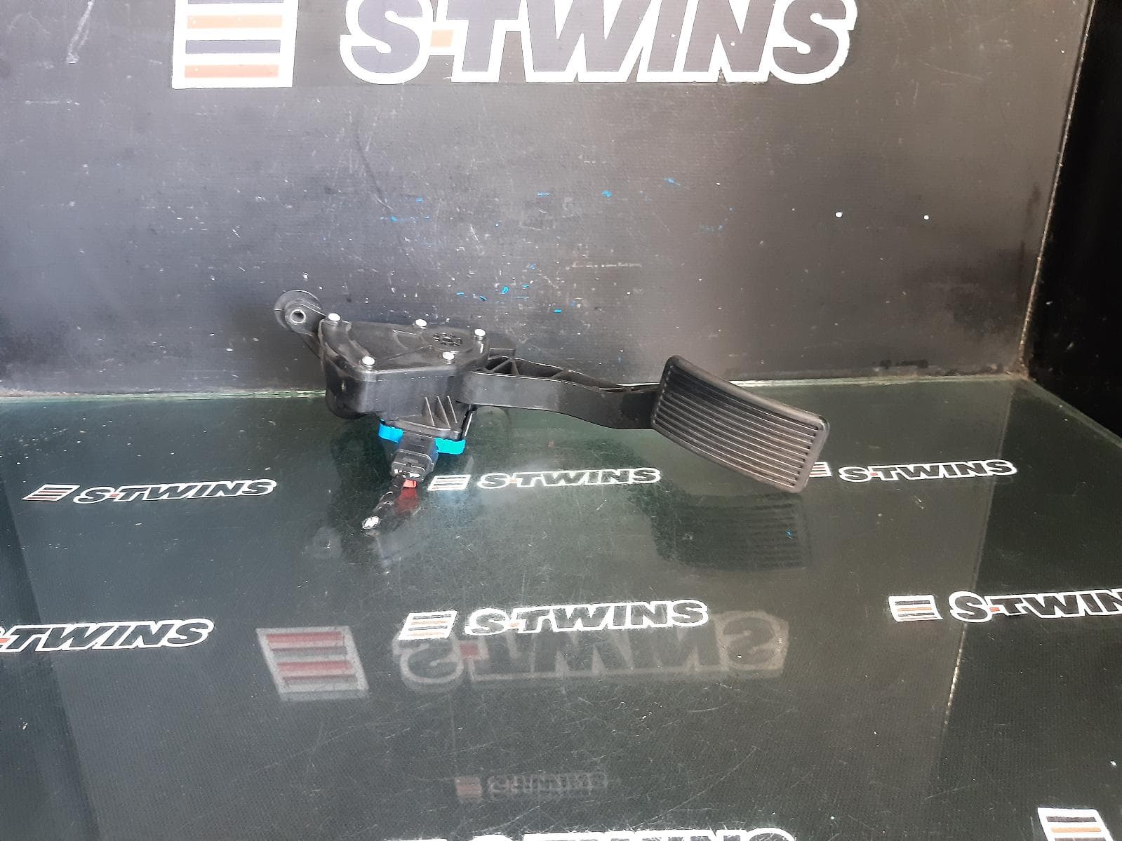 Used auto part listing image: 2013 MAZDA CX9 PEDAL ASSEMBLY ACCELERATOR PEDAL, TB, 12/07-12/15 0000373086