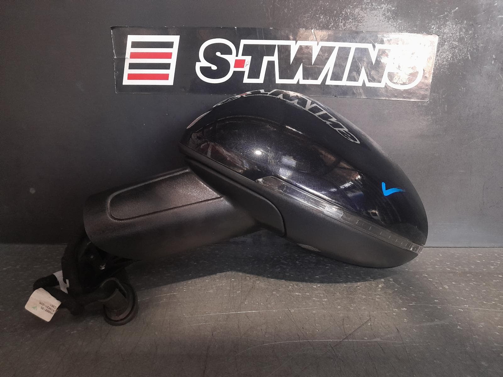 Used auto part listing image: 2015 PORSCHE MACAN LEFT DOOR MIRROR 95B, SPORT DESIGN, ELECTRIC FOLD, AUTODIM TYPE, 06/14-04/21 0000329420