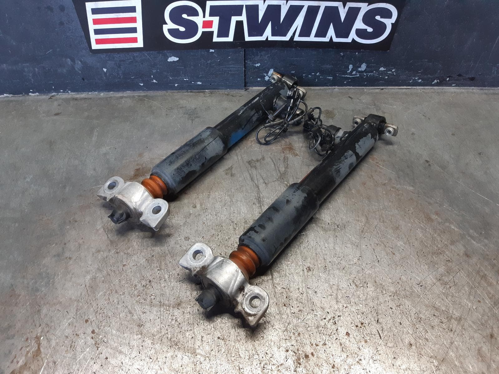 Used auto part listing image: 2015 FORD MONDEO SHOCK ABSORBER REAR (PAIR), ADAPTIVE TYPE, MD, HATCH/WAGON, 09/14-06/20 0000267566