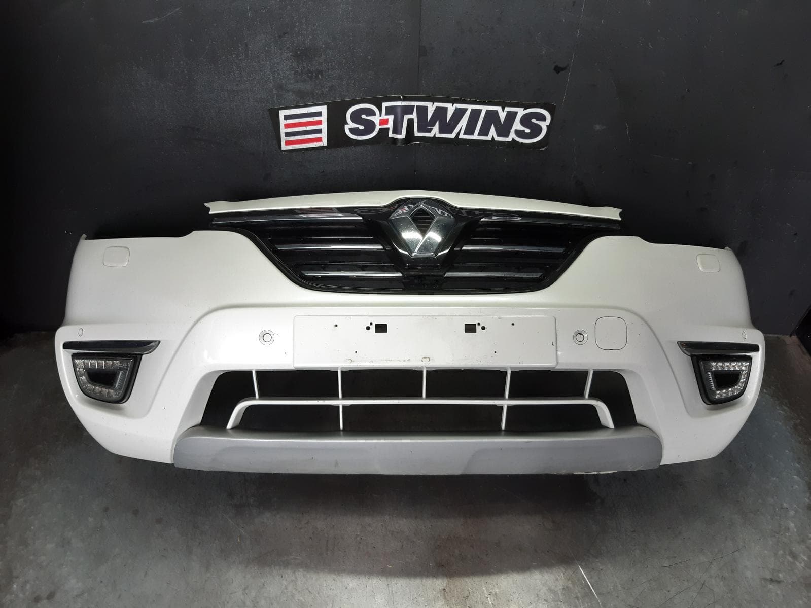 Used auto part listing image: 2015 RENAULT KALEOS FRONT BUMPER H45, W/ PARK SENSOR, H/LAMP WASHER & BLIND SPOT SENSOR TYPE, 03/13-04/16 0000239649