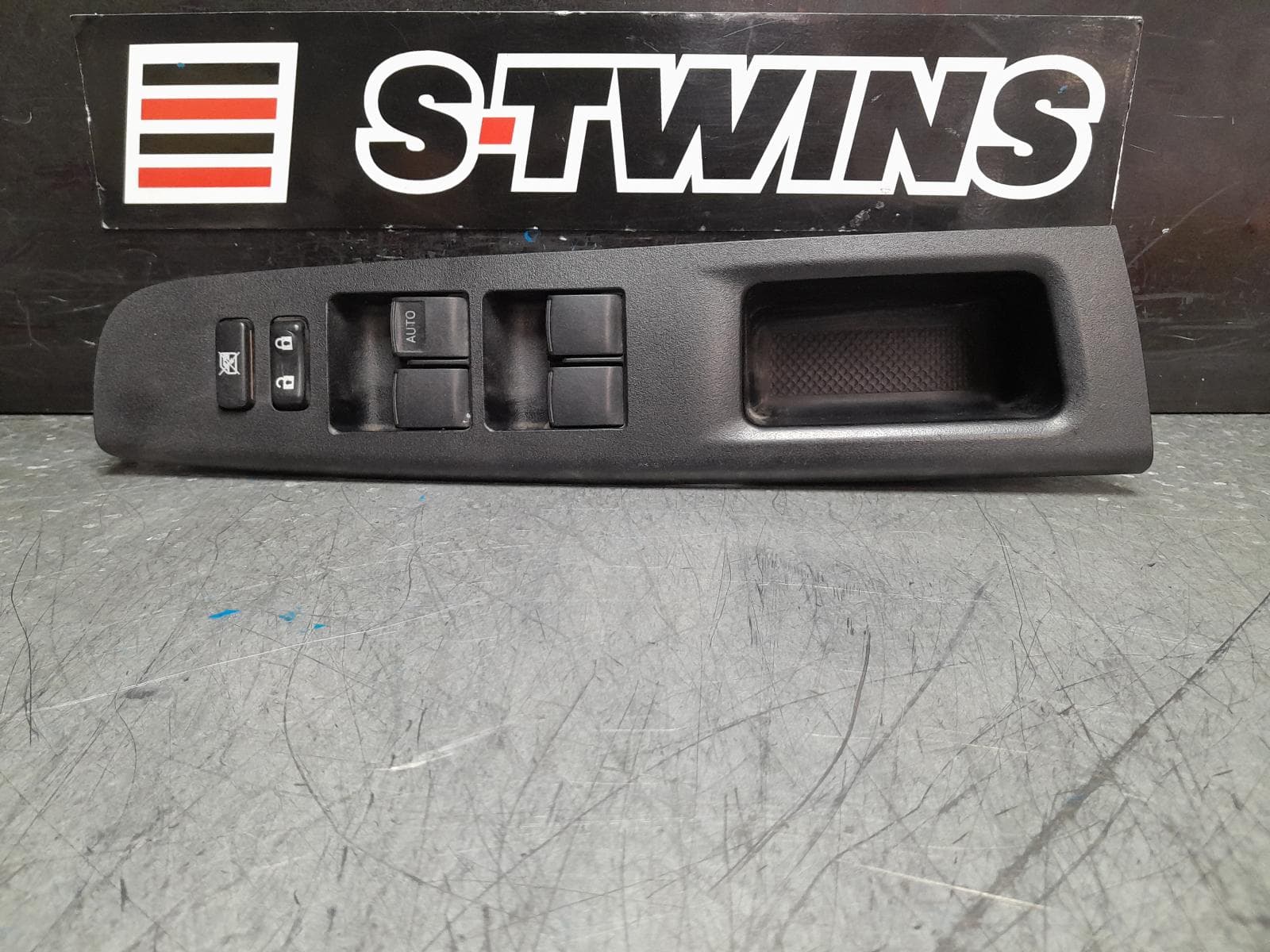 Used auto part listing image: 2019 TOYOTA YARIS PWR DR WIND SWITCH LH FRONT/LH REAR/RH REAR, NCP9/NCP13#, 10/05-01/20 0000372867