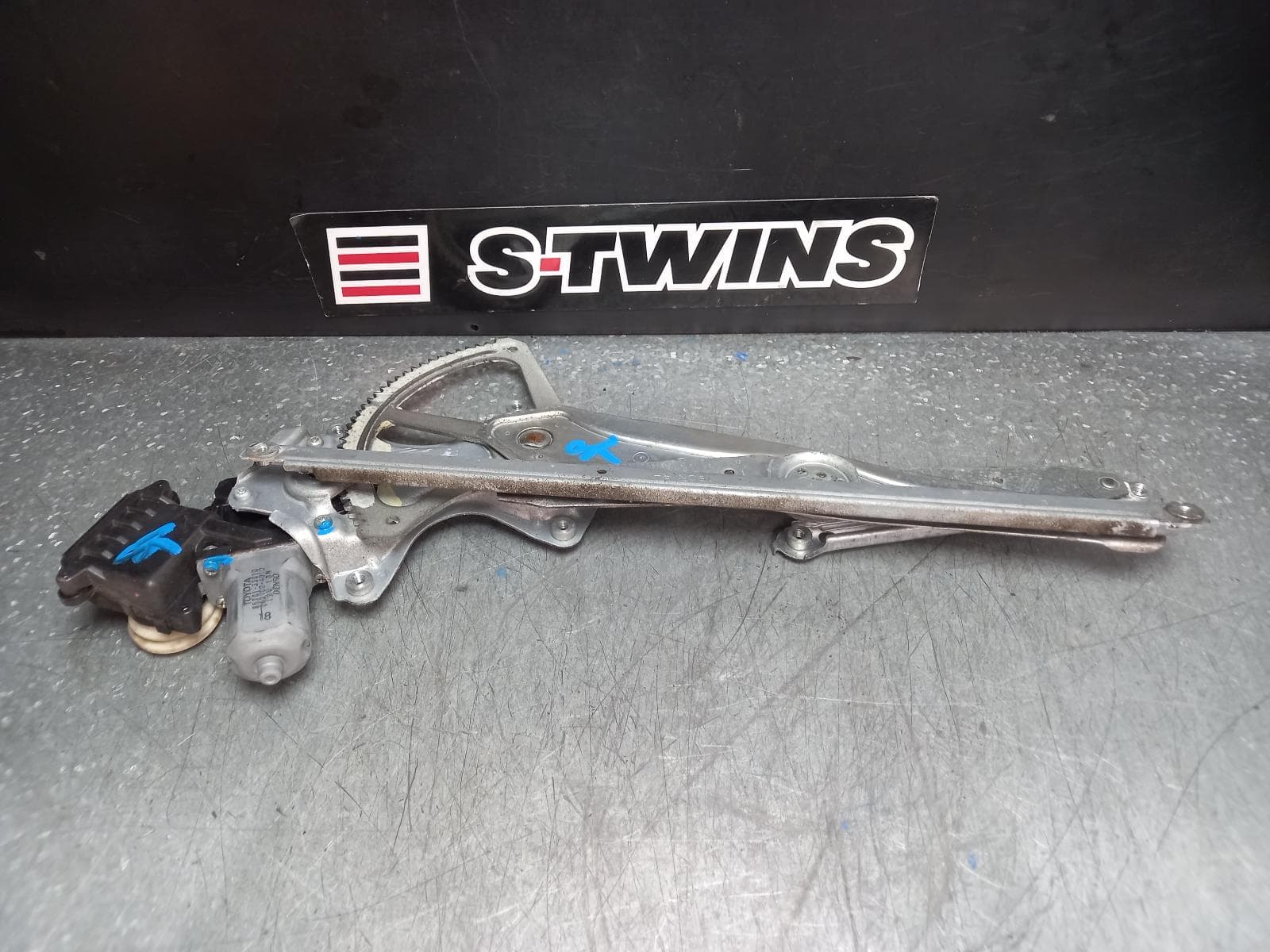 Used auto part listing image: 2011 TOYOTA COROLLA RIGHT FRONT WINDOW REG MOTOR ZRE152/153R, 03/07-10/13 0000374619