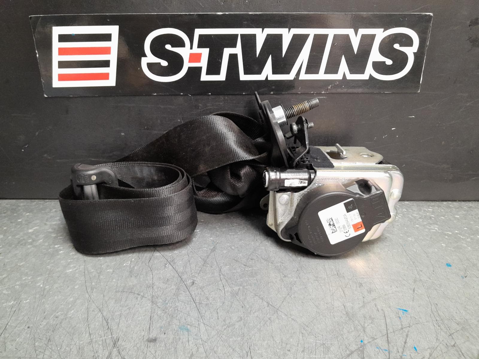 Used auto part listing image: 2018 LAND ROVER RANGEROVER VELAR SEAT BELT STALK LH FRONT, SEAT BELT ONLY, L560, 05/17- 0000374730