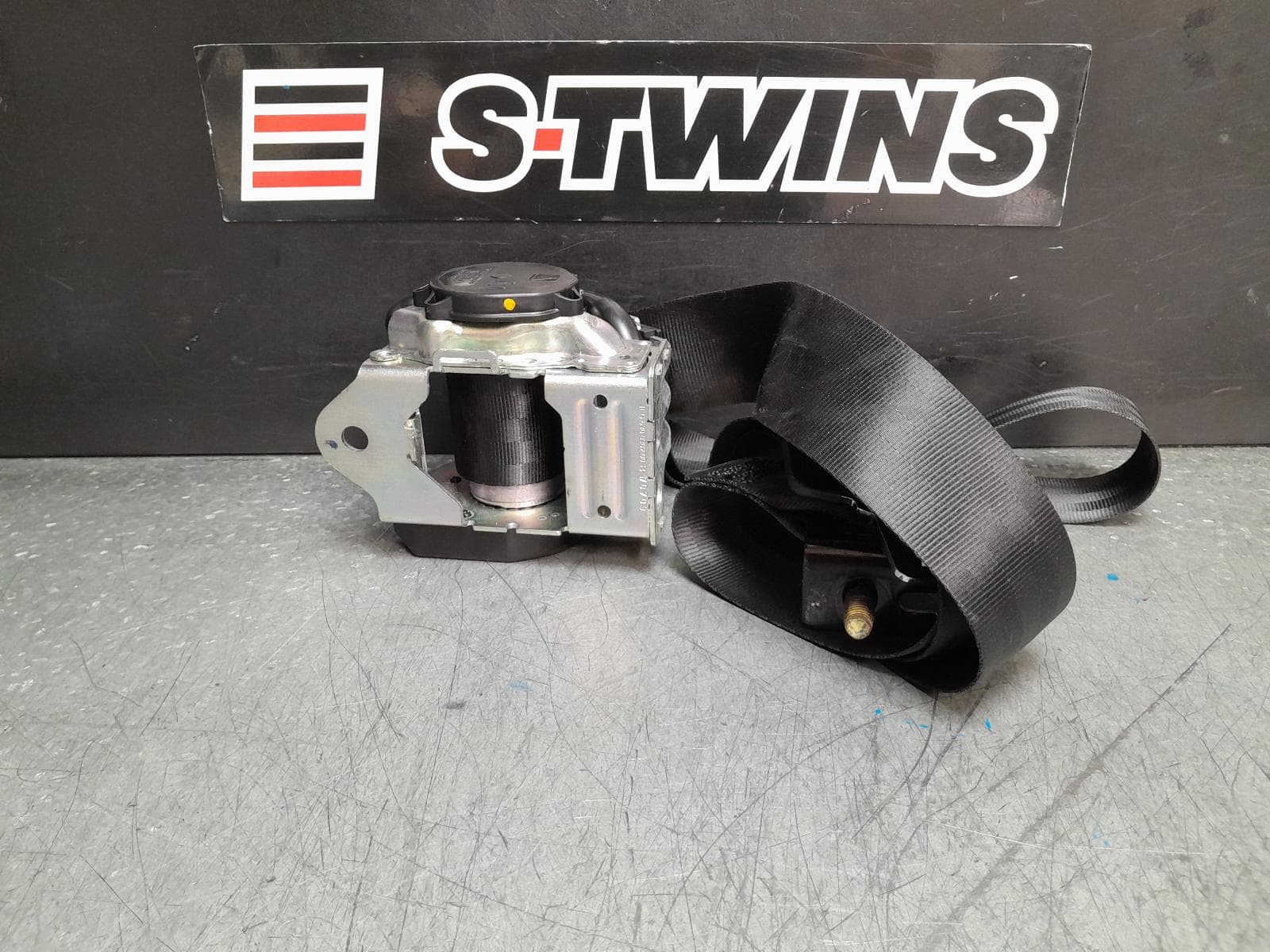 Used auto part listing image: 2018 LAND ROVER RANGEROVER VELAR SEAT BELT STALK LH REAR, SEAT BELT ONLY, L560, 05/17- 0000374731