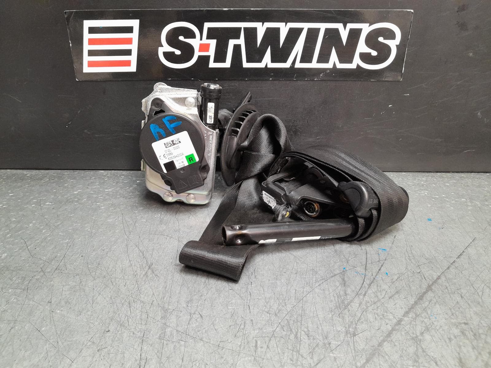 Used auto part listing image: 2018 LAND ROVER RANGEROVER VELAR SEAT BELT STALK RH FRONT, SEAT BELT ONLY, L560, 05/17- 0000374732