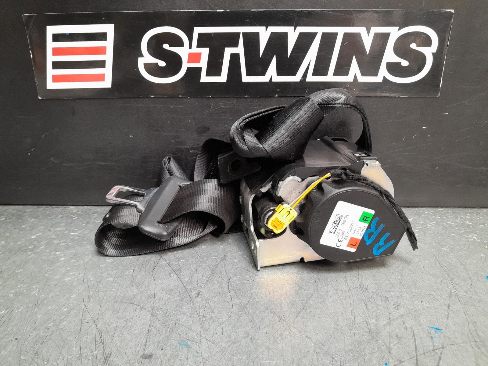 Used auto part listing image: 2018 LAND ROVER RANGEROVER VELAR SEAT BELT STALK RH REAR, SEAT BELT ONLY, L560, 05/17- 0000374733