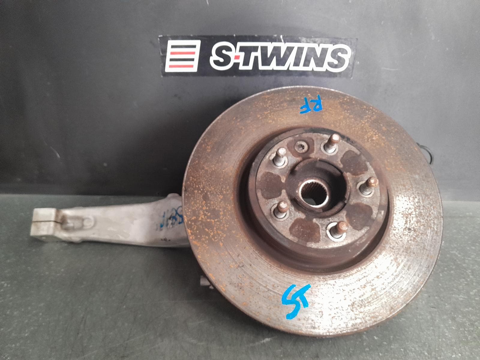 Used auto part listing image: 2018 LAND ROVER RANGEROVER SPORT RIGHT FRONT HUB ASSEMBLY L494, 12/13-04/22 0000329835