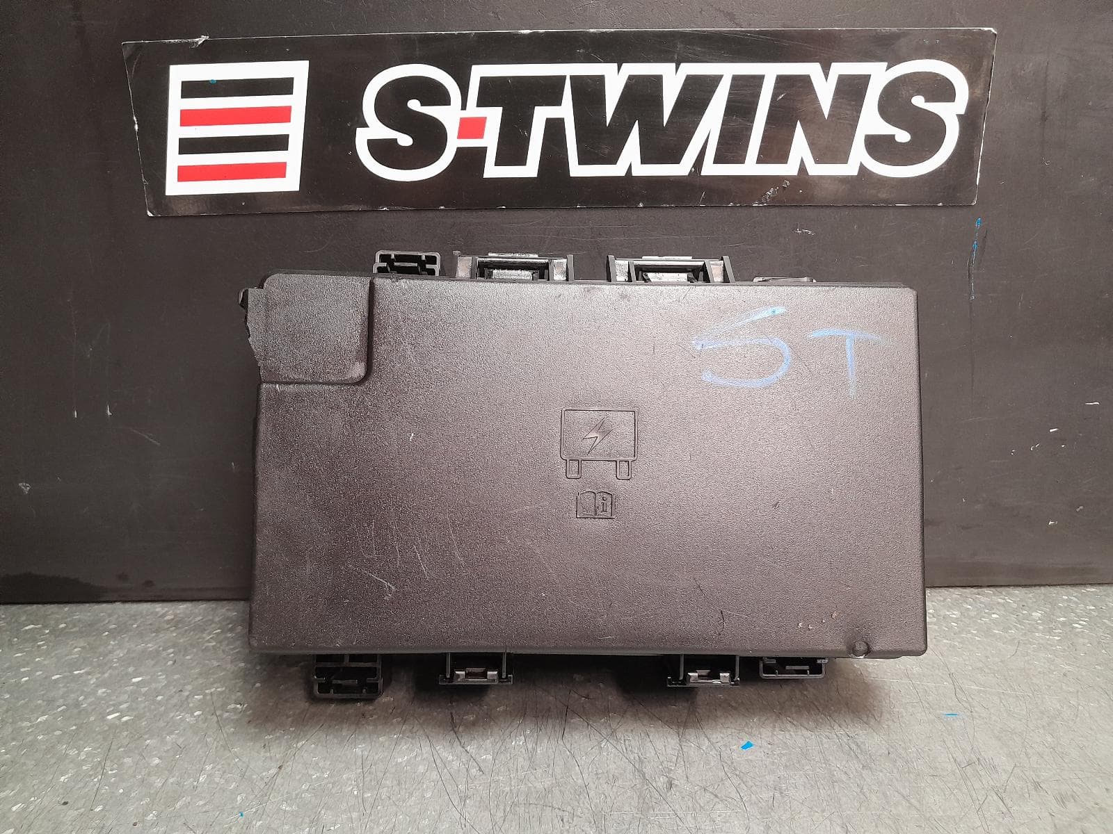 Used auto part listing image: 2018 JEEP GRANDCHEROKEE FUSE BOX ENGINE BAY, DIESEL, RH SIDE (LARGE TYPE), WK, 10/10-02/22 0000375267