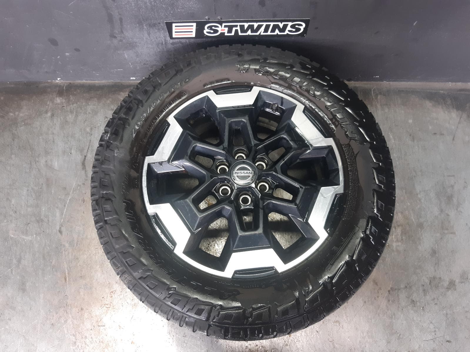 Used auto part listing image: 2021 NISSAN NAVARA WHEEL MAG NP300, FACTORY, 18X7IN, 6 SPOKE, GREY/POLISHED, 45 POSITIVE OFF SET, 12/20- 0000372385