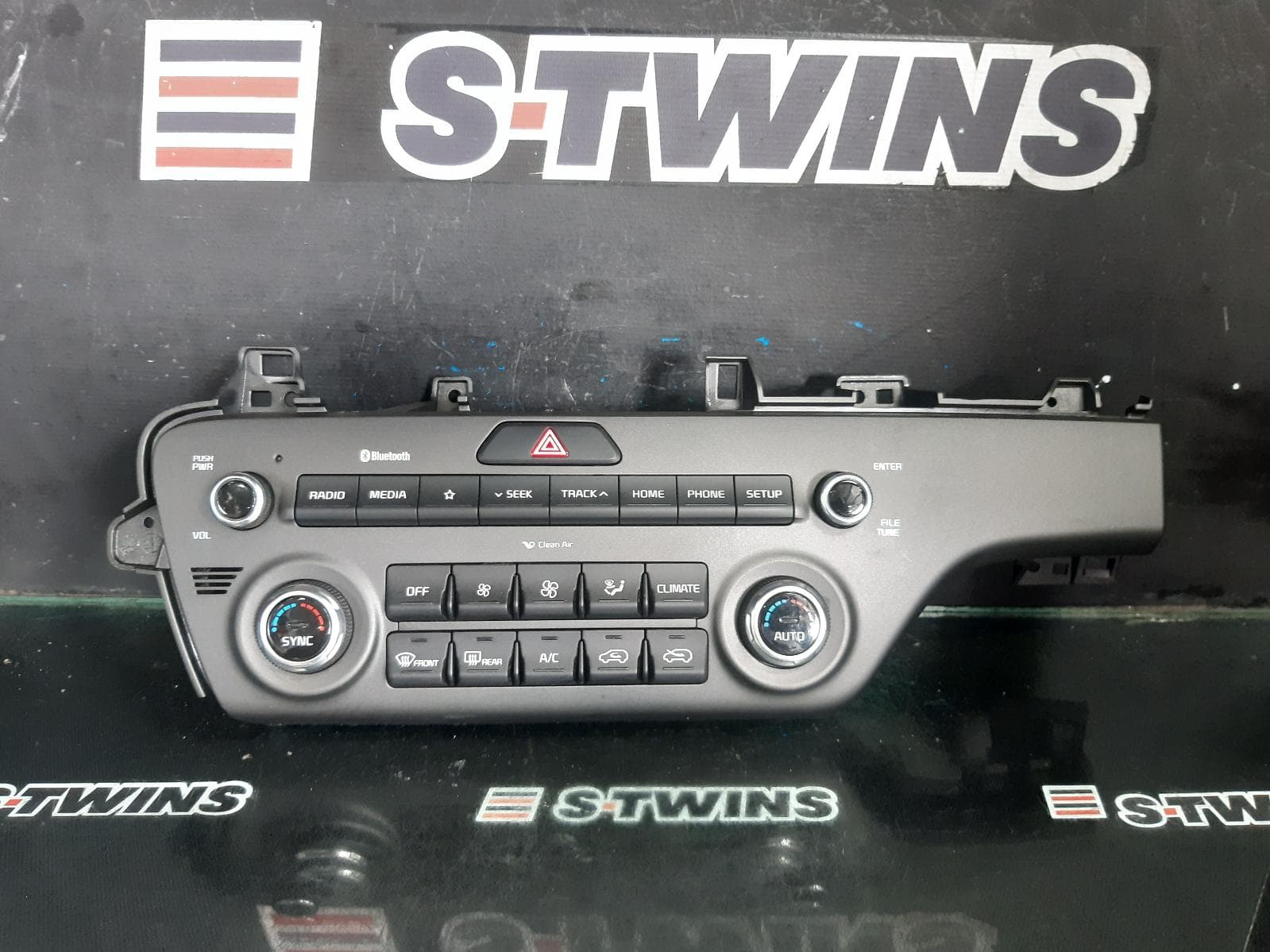 Used auto part listing image: 2018 KIA SPORTAGE DASH RADIO CONTROL PANEL/CONTROL UNIT, NON SAT NAV TYPE, QL, 07/18-08/21 0000371044