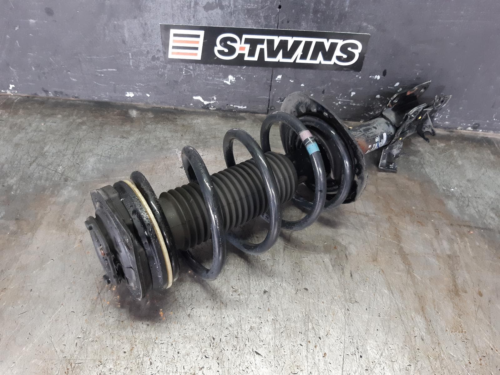 Used auto part listing image: 2011 NISSAN DUALIS LEFT FRONT STRUT J10, 2WD TYPE, 10/07-05/14 0000372193