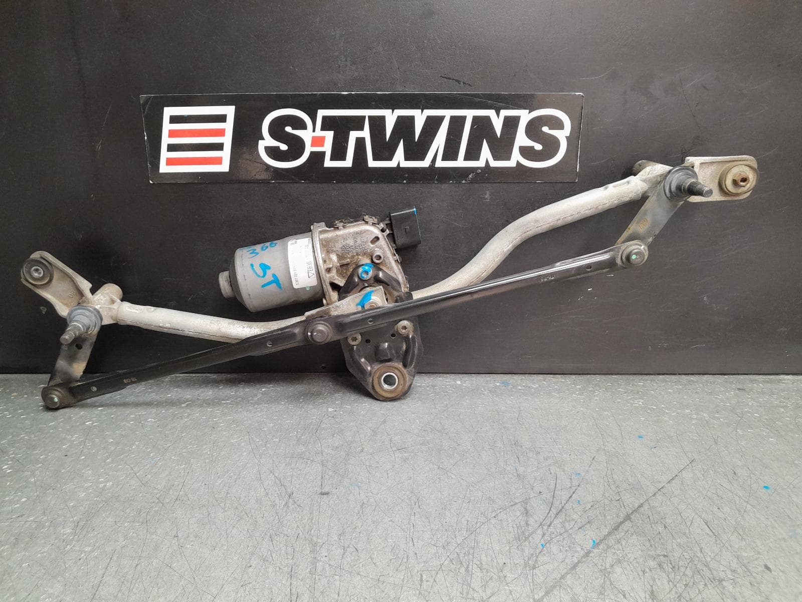 Used auto part listing image: 2018 MAZDA BT50 WIPER MOTOR UP-UR, FRONT, WIPER MOTOR ASSY (LINKAGE & MOTOR), 10/11-06/20 0000374937